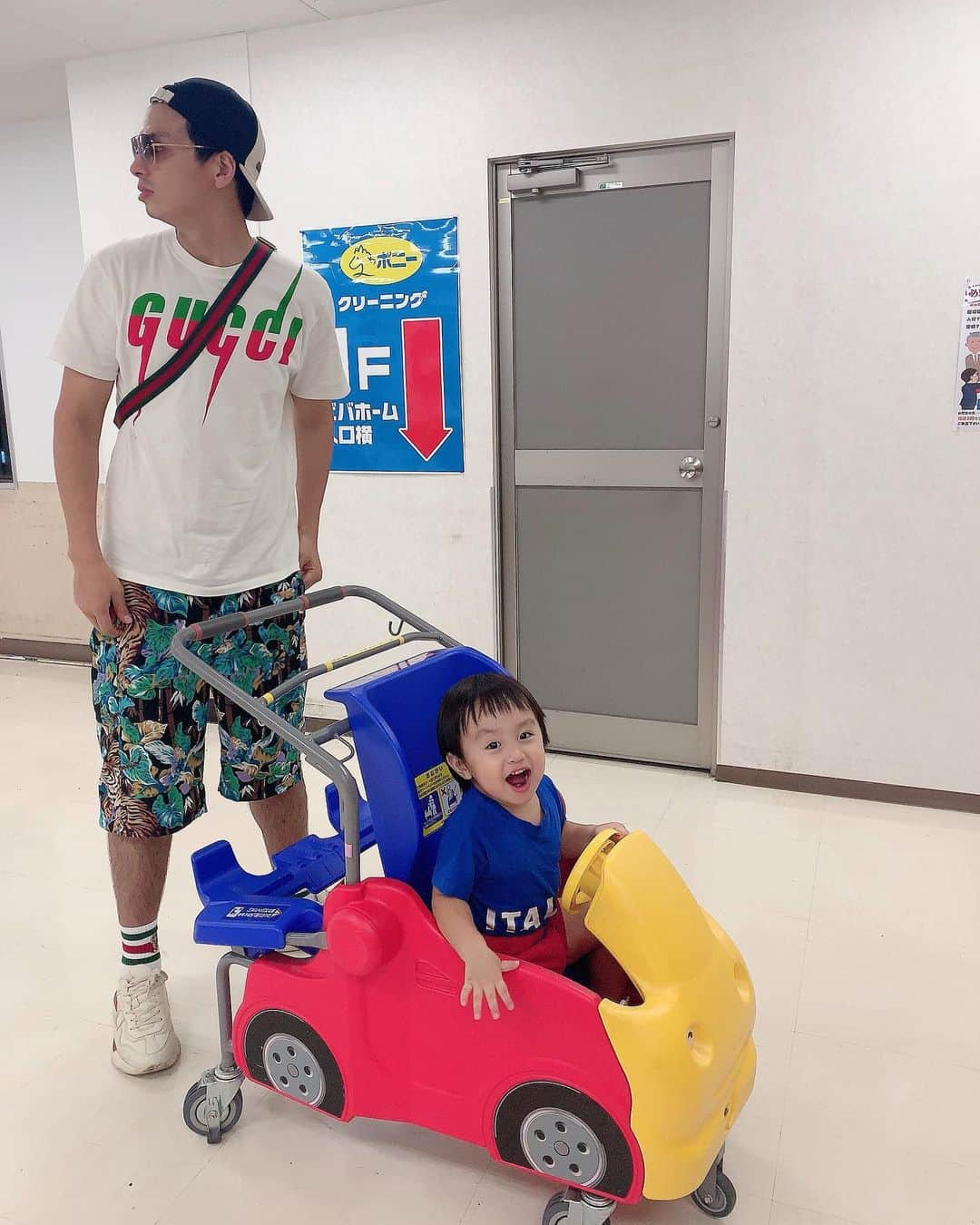 川崎希さんのインスタグラム写真 - (川崎希Instagram)「ホームセンターにあるこの車型のカートすごくお気に入りみたい〜🚗💓💓💓 #ホームセンター #お家の植栽用の砂利を買ったよ〜」10月6日 15時04分 - kawasakinozomi