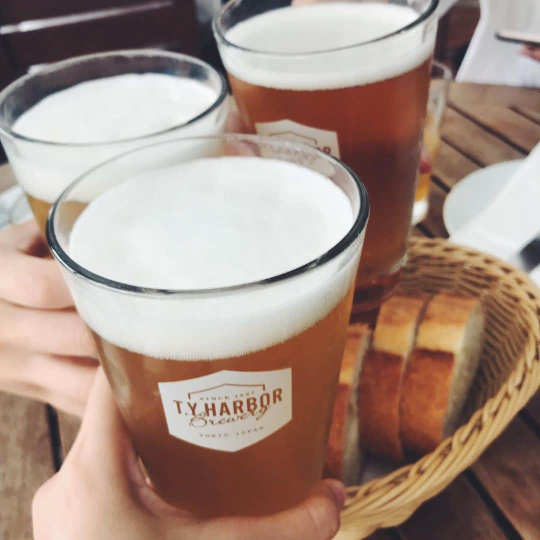 佐倉真衣さんのインスタグラム写真 - (佐倉真衣Instagram)「先日の都民の日ランチ😋 暑かったのでテラスでビールが最高に美味しかった🍻 とはいえ禁酒期間が明けたばっかりでまだ身体が完全にアルコール対応していない為ほどほどに。 息子も終始ニコニコの楽しいランチタイムでした💕 . #面白い2人と #深夜3時に焼きそば食べて後悔した話 #ゆきりゅーりく残念 #またすぐね  #都民の日 #lunch #tyharbor #男の子ママ #男の子ベビー」10月6日 15時11分 - maitanaka20