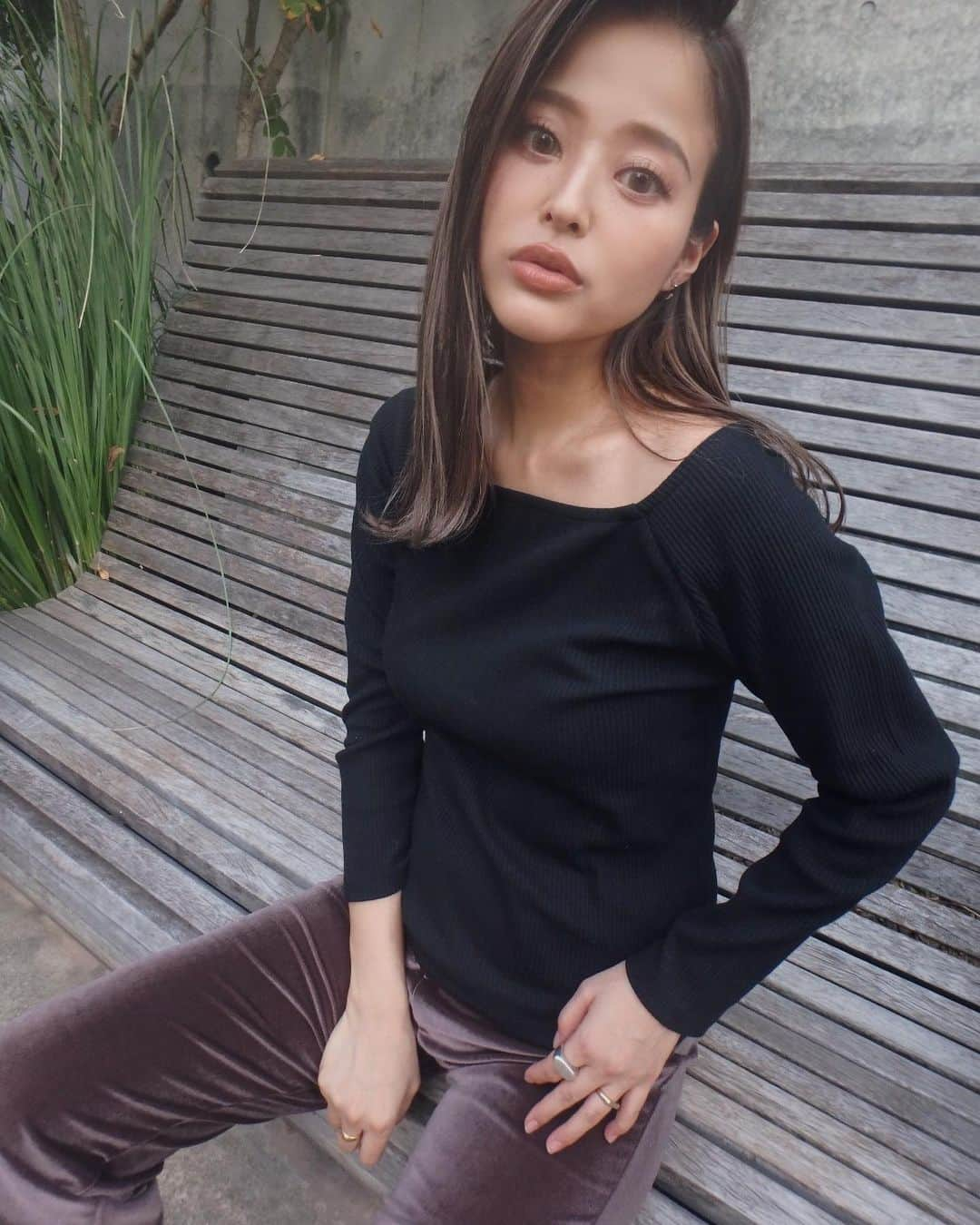 佐野真依子さんのインスタグラム写真 - (佐野真依子Instagram)「■Avilable tops ￥6,160(税込) TRUNC88人気の シンプルリブトップス♡ デイリーにお使い頂けるシンプルさと、肌触りの良いコットンと、ストレッチがMIXされた素材で安心感のある着心地♡ 程よいフィット感が 着回しやすいトップスだよ♡ シンプルながら首元のスクエアカットや袖の長さなどのシルエットにこだわった１着♡ 年中飽きずにお使い頂けるリブトップスは、アウターのインナーとしてもオススメです♡ WHITE GRAY BLACK の3色です♡」10月6日 15時25分 - sanomaisanomai