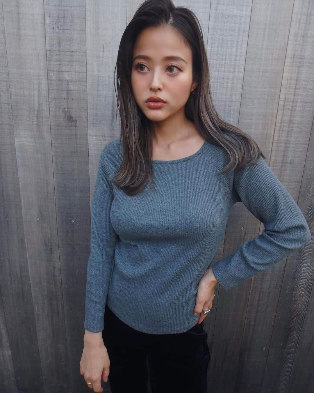 佐野真依子さんのインスタグラム写真 - (佐野真依子Instagram)「■Avilable tops ￥6,160(税込) TRUNC88人気の シンプルリブトップス♡ デイリーにお使い頂けるシンプルさと、肌触りの良いコットンと、ストレッチがMIXされた素材で安心感のある着心地♡ 程よいフィット感が 着回しやすいトップスだよ♡ シンプルながら首元のスクエアカットや袖の長さなどのシルエットにこだわった１着♡ 年中飽きずにお使い頂けるリブトップスは、アウターのインナーとしてもオススメです♡ WHITE GRAY BLACK の3色です♡」10月6日 15時25分 - sanomaisanomai