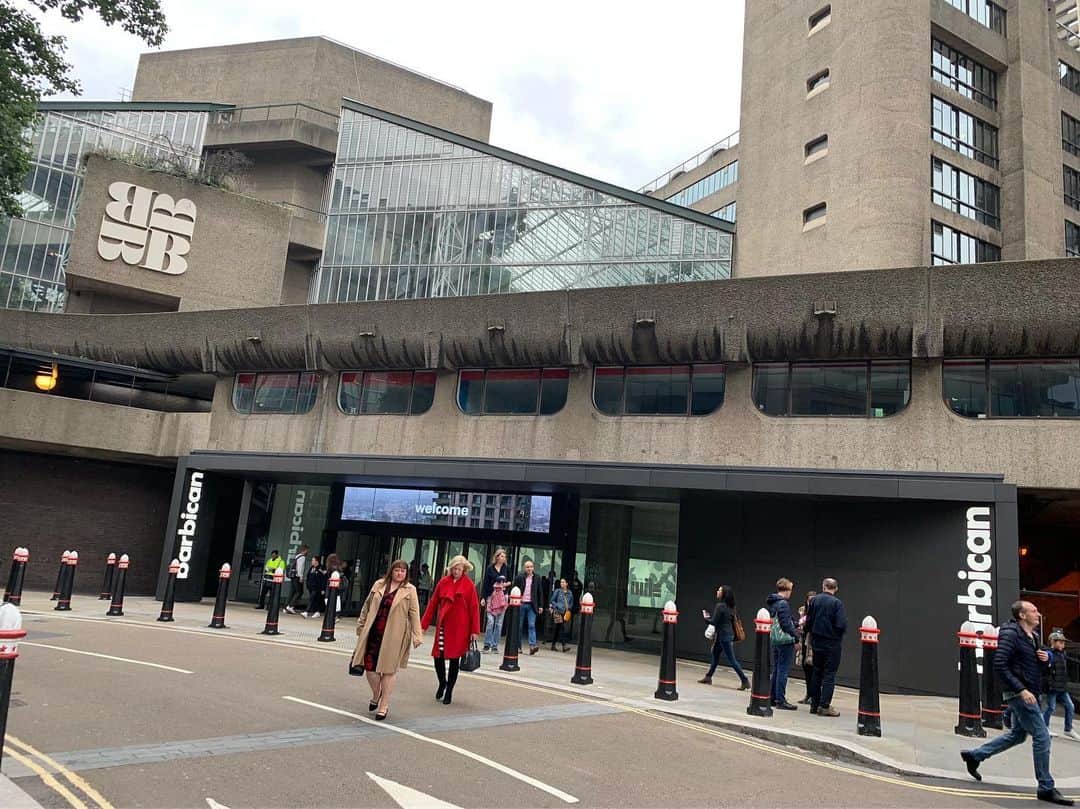 のインスタグラム：「ランチの後は、Barbican Centreにdanceを観に！  このヨーロッパ最大の文化施設は、 90年代にかけてよく通ったな、、、 #BarbicanCentre #london  #dance @michaelclark #NATSUKIROCK  #夏木マリ @mari_natsuki」