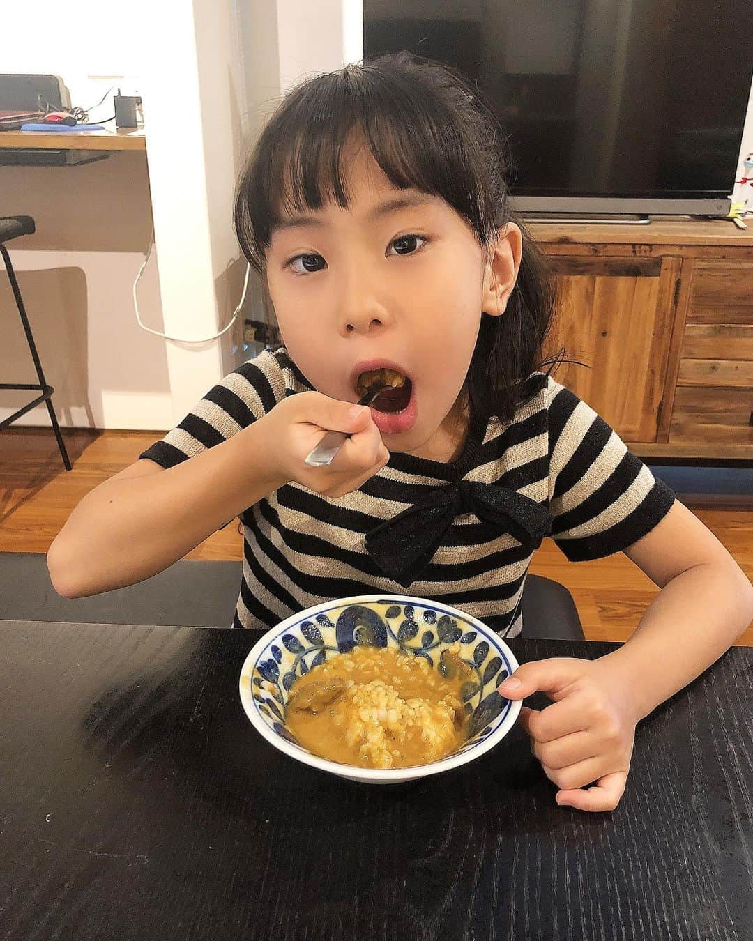 みきママさんのインスタグラム写真 - (みきママInstagram)「【機嫌が悪い時ははちみつカレーです！】﻿ ﻿ ﻿ ﻿ ﻿ ﻿ ﻿ 今日はあるイベントがあるので、杏ちゃんの髪の毛にコテをあててあげたら、前髪がフワッとするのが気に入らないと不機嫌です。ぺったんこがいいんだって。﻿ ﻿ ﻿ ﻿ ﻿ ﻿ ﻿ ﻿ ﻿ 水をつけてぺたんこにしたら、口紅を塗って仕上げです。﻿ ﻿ ﻿ ﻿ ﻿ ﻿ ﻿ ﻿ そしたら、杏ちゃん「ハチミツカレーがたべたい。」ってさ。プリキュアカレーのような甘いさらっとしたカレーが食べたいって。﻿ ﻿ ﻿ ﻿ ﻿ ﻿ ﻿ ﻿ ﻿ カレーをミキサーにかけて、ハチミツを入れて甘口カレーにして、召し上がれ〜！！﻿ ﻿ ﻿ ﻿ ﻿ ﻿ ﻿ ﻿ ﻿ 杏ちゃん「おかわり〜」って、3回おかわりしました。4回目行きたがってたけど、今日はイベントだからね、お腹空かせておいてー。. . . . . #私 の#口紅 まじで使わないでー #娘 #不機嫌 #カレー #甘口 #おかわり #fnceats」10月6日 15時46分 - mikimama_official