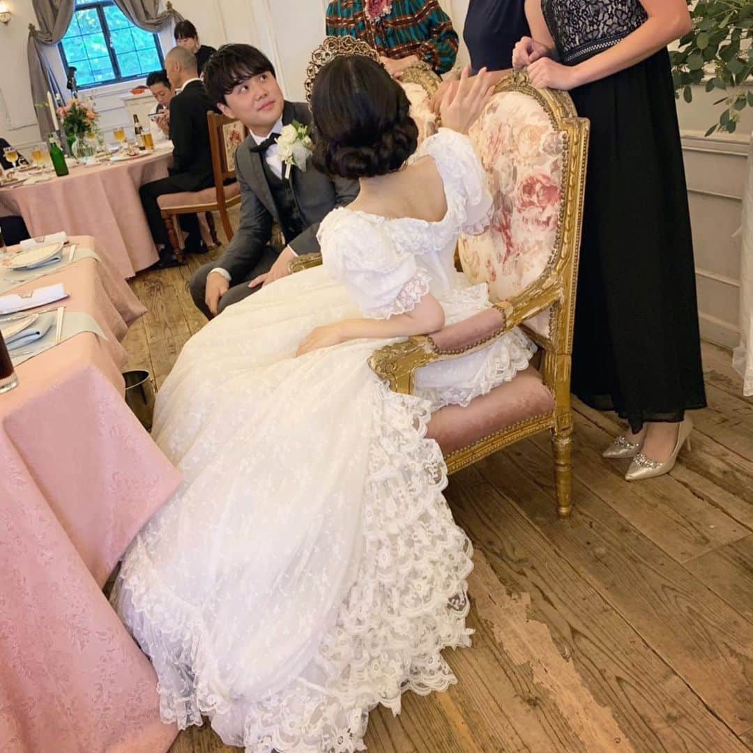 酒元麻衣（まいへー）のインスタグラム：「backstyle👰🏻♡ ゲストのみなさんと撮った写真改めて載せたいです♡楽しかったな。。☺️#wedding#weddingdress #vintagewedding」