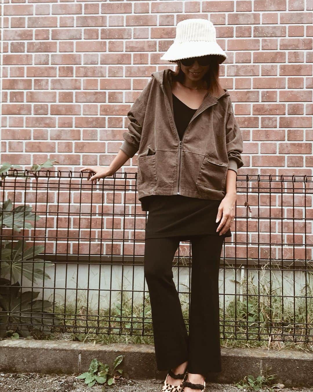高橋菜摘のインスタグラム：「🐨 やっとアウター着れる日🤤🧡 今期はコーデュロイに目がいっちゃう。 どこのブランドでゲットしようかなぁ〜 ってハンティングしてたら @arholiday でさっと羽織れる ブラウンのコーデュロイパーカー発見🌰 大好きな薄着+アウターコーデしたよっ。 . holidayは茅ヶ崎のラスカにも入ってるの！ @arholiday_chigasaki ← めっちゃおしゃれで使える服ばっかりなのに 値段が安すぎてもう他のとこで買えない🤦‍♀️💛 . 10/6(日)の今日はZOZOTOWNで ¥1,000クーポン出てるらしぃ〜💸 元々激安だけど更に安く GETしちゃってください！ . さて今から江戸へ行くーーー❤︎ 久しぶりに髪の毛いじってもらうよ。 何色にしよっかな〜 久しぶりにハイトーンしちゃおかな？ ____________ @arholiday  #arholiday #アンディローザホリデー」