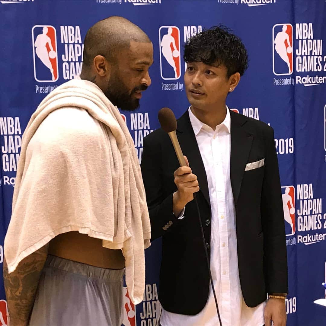 中村昌也のインスタグラム：「さぁ～、いよいよNBAジャパンゲームまで後二日！！ 事前に選手にインタビューが出来ました！  ますばＰＪタッカー👍  そしてエリックゴードン🙆  ヤバい。。。一生の思い出！  まだまだインタビューはありますが、まずはこの二人を👍  通訳さんいるのに、英語わからんのに ドヤ顔‼️ #楽天nba #rakutentv #インタビューの詳細は #俺たちのnba #詳細はまた書きます！」