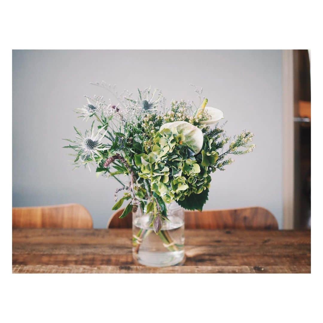 高山都さんのインスタグラム写真 - (高山都Instagram)「撮影用に準備した花。 色々混じってても統一感があって、我ながら気に入っている。 アフリカンバジルのおかげで良い香り。」10月6日 16時16分 - miyare38