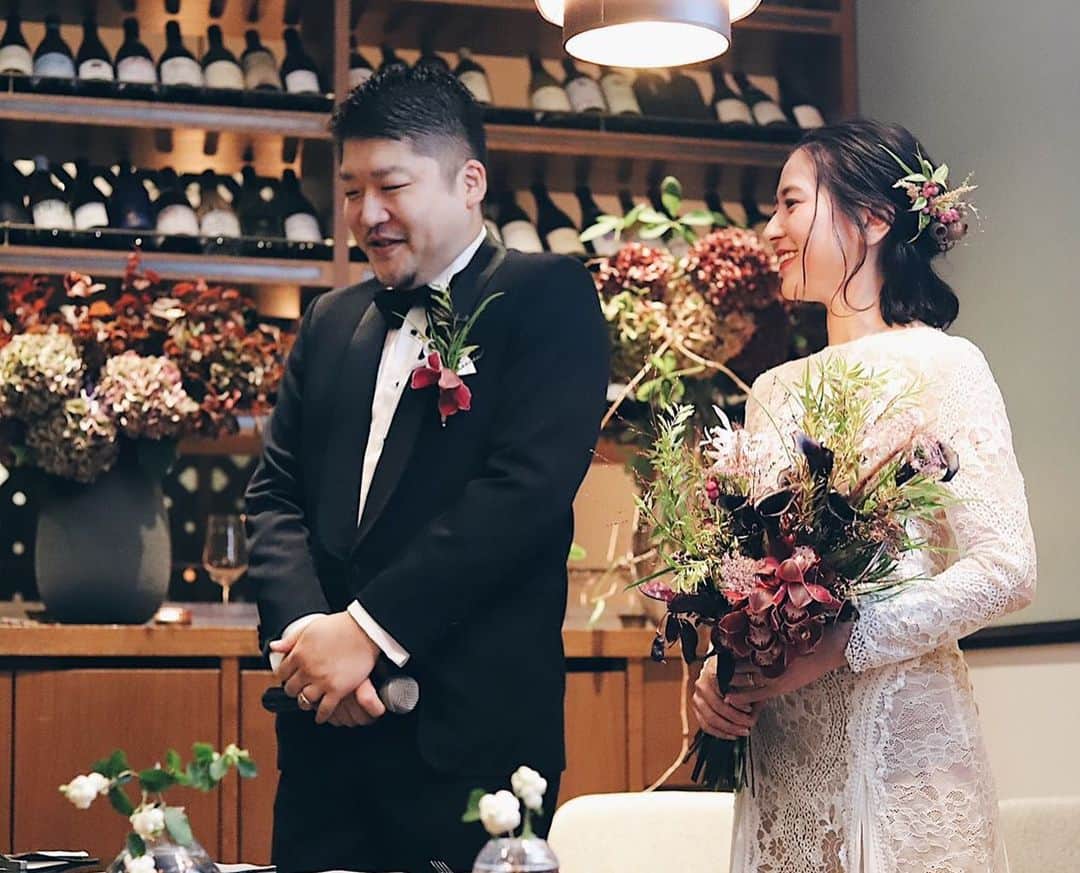 橋本江莉果さんのインスタグラム写真 - (橋本江莉果Instagram)「Happy Wedding @yasuka_ok &Dくん🎊👰🏼💝🤵🏻🎊 昨日はやすかの1.5次会weddingで、去年の6月にハワイで親族だけで結婚式を挙げていて、その時の写真を見せてもらっていて、とにかく綺麗で美しいやっちゃんにみんなで感動していて👏🏼🥺💕 ようやく心待ちにしていた、楽しみにしていた、キレイなかわいい花嫁やすかを見れてお祝いできて、すっごくしあわせでした🥰❤️ 新郎新婦からの挨拶の時のやすかのしっかりとしたスピーチに胸を打たれ(ほんとしっかり者👏🏼🤣✨)、旦那さんのイジられキャラと愛されキャラの2人の抜群のコンビネーションに愛が溢れてて、癒されました🤤💕 これからも末長くお幸せにだし、これからもよろしくね🥳💓 改めて結婚おめでとう❣️❣️❣️ そして久々みんなで集まっておしゃべりできて楽しかった〜😚💕 #happywedding #weddingparty #bestie #friends #love #幸 #綾沙子髪飾りにかぶりがち #エンブロイダリーワンピやっぱりかわいい」10月6日 16時15分 - erica_hashimoto