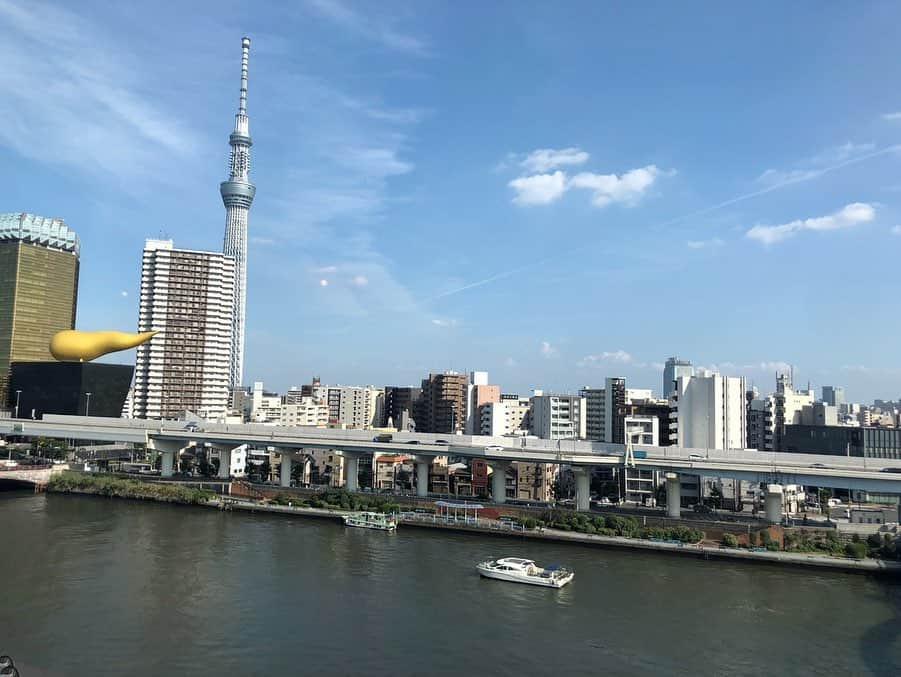 下平夏奈さんのインスタグラム写真 - (下平夏奈Instagram)「先日、浅草に〜🍁 : 浅草の街並みって 時代を感じるものがあって なんだかワクワクする♪ : 食べ歩きもできるし、 フォトジェニックな写真が撮れる場所も沢山ある 大好きな観光地のひとつ✨ : 近くに美味しいもつ鍋屋さんも あるんだよね〜🥴 : そして、今回は 【むぎとろ】っていうお店に 行ってきたよ〜✨ とろろが有名なご飯屋さん！ : ディナーだと1万円以上の コース料理なんだけど  ランチタイムだと 1000~2000円の食べ放題に😳✨ : めちゃめちゃお得感満載だし 景色のいいところで食べる ごはんは格別〜✨✨✨ : むぎごはんに、 味付けとろろをたっぷり乗せて たくあん、ネギ、まぐろを 乗っけて食べたよーーー。 めちゃめちゃ美味しかった！ : また行くこと間違いなし☝️✨笑 : : tops: @beep_ss  bag:  @clane_official : : #浅草 #浅草寺 #旅 #旅行 #観光  #むぎとろ #とろろ #グルメ旅 #グルメ女子 #まぐろ #海鮮丼 #東京グルメ  #浅草グルメ #東京ランチ #浅草ランチ #フォトジェニック  #日本美食 #東京美食 #yummy  #グルメ好きな人と繋がりたい #食べログ #食べスタグラム」10月6日 16時17分 - kana0412.sss