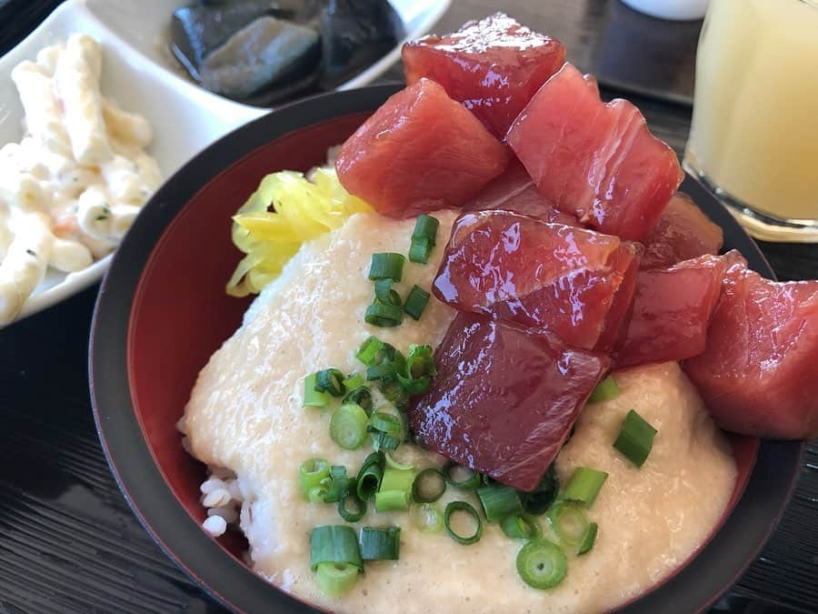 下平夏奈さんのインスタグラム写真 - (下平夏奈Instagram)「先日、浅草に〜🍁 : 浅草の街並みって 時代を感じるものがあって なんだかワクワクする♪ : 食べ歩きもできるし、 フォトジェニックな写真が撮れる場所も沢山ある 大好きな観光地のひとつ✨ : 近くに美味しいもつ鍋屋さんも あるんだよね〜🥴 : そして、今回は 【むぎとろ】っていうお店に 行ってきたよ〜✨ とろろが有名なご飯屋さん！ : ディナーだと1万円以上の コース料理なんだけど  ランチタイムだと 1000~2000円の食べ放題に😳✨ : めちゃめちゃお得感満載だし 景色のいいところで食べる ごはんは格別〜✨✨✨ : むぎごはんに、 味付けとろろをたっぷり乗せて たくあん、ネギ、まぐろを 乗っけて食べたよーーー。 めちゃめちゃ美味しかった！ : また行くこと間違いなし☝️✨笑 : : tops: @beep_ss  bag:  @clane_official : : #浅草 #浅草寺 #旅 #旅行 #観光  #むぎとろ #とろろ #グルメ旅 #グルメ女子 #まぐろ #海鮮丼 #東京グルメ  #浅草グルメ #東京ランチ #浅草ランチ #フォトジェニック  #日本美食 #東京美食 #yummy  #グルメ好きな人と繋がりたい #食べログ #食べスタグラム」10月6日 16時17分 - kana0412.sss