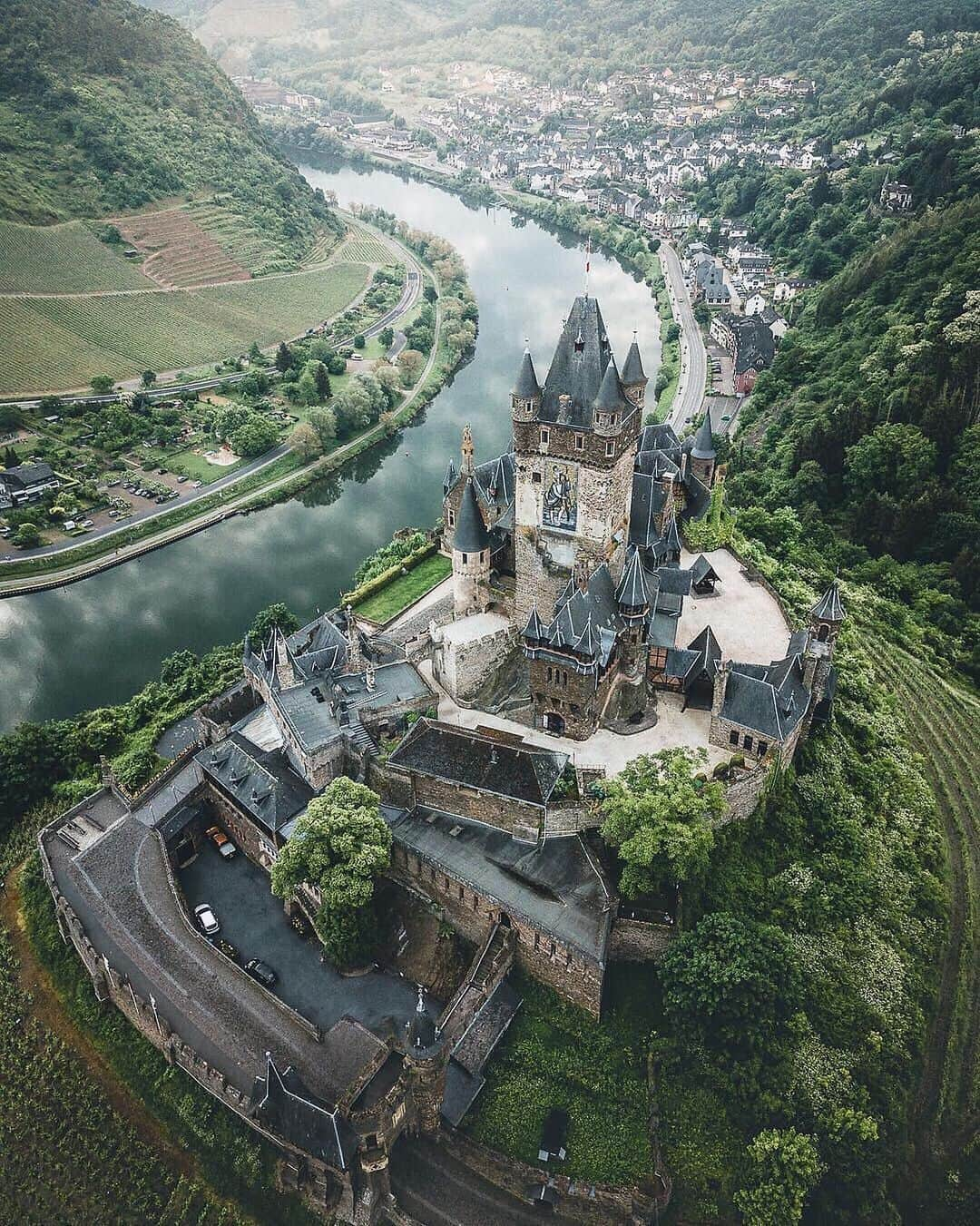 Earth Picsさんのインスタグラム写真 - (Earth PicsInstagram)「Birds-eye view of Cochem Castle, this castle begin construction dating back to 1000 AD - 📷 @manueldietrichphotography」10月6日 16時23分 - earthpix