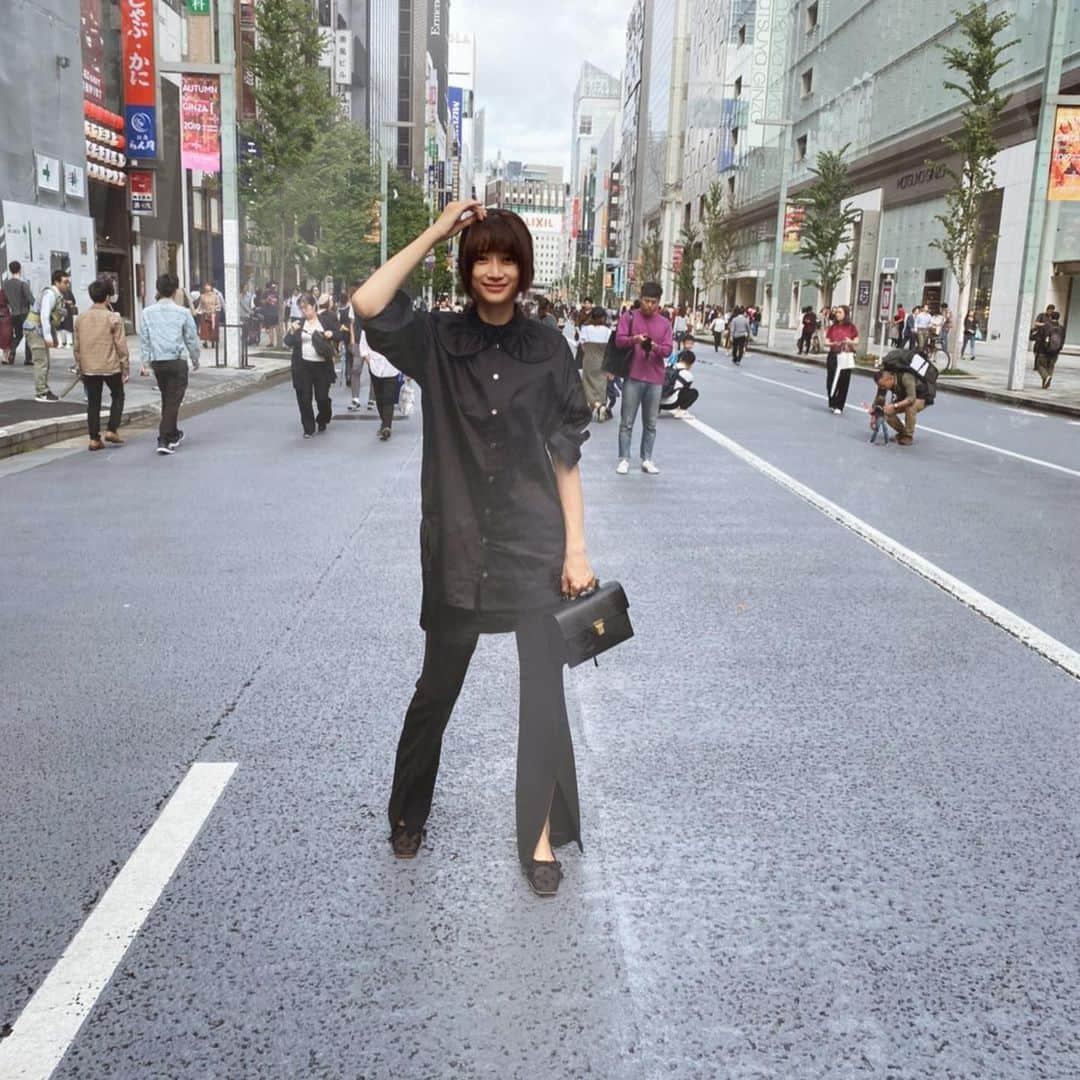 ヨンアさんのインスタグラム写真 - (ヨンアInstagram)「日曜日の銀座は人々が多いですね！🦋 楽しい🙌🏻今日はall black🖤」10月6日 16時23分 - youn1029