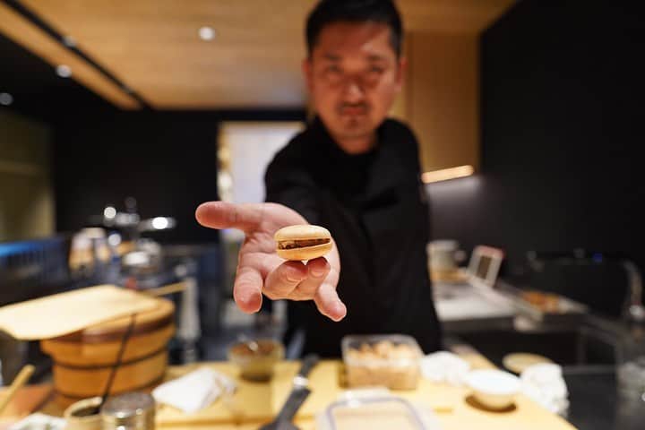 のインスタグラム：「2019年8月1日に祇園町から平尾に移転オープンした『焼き鳥 とりら (torila)』に伺った。 外観も内観もかっちょええやん👍 しかし看板の文字は店名を知らない人には達筆すぎて読めんやろ😆 料理は6,500円(税別)のコースのみで品数は20品くらい。 熟成された#高坂鶏 は素晴らしいね😋👌 肉汁がドバーッと出る「つくね」はバリウマ🙆‍♂️ 店主の広畑さんの濃いキャラクターは健在やった(笑) . 他picは「デビログ」に掲載しています。 サイトを見る場合はブラウザで「デビログ」で検索👉 . #焼き鳥とりら (#torila ) #福岡市中央区平尾 3-10-9 イートオンプレイス平尾202 090-2089-4890 1部18時～ 1,5部19時30分～※1日1組のみ 2部21時～ 同じ部の人たちは一斉スタート。 お任せ料理6500円（税抜）のみ。 （※ご予約は４名以内） 店内はカウンター席のみ 定休日：日曜日（定休日が月曜祝日の場合は日曜営業の場合有） ※カード不可 . ♦️福岡グルメ 福岡ランチ を掲載しているブログ は「デビログ」検索👉 ♦️マニアックな情報や本当に美味しいお店情報なら「もっとデビログ」検索👉 . #福岡焼鳥 #福岡焼き鳥 #平尾グルメ #平尾焼き鳥 #平尾焼鳥 #福岡鶏料理 #とりら  #福岡 #博多 #fukuokapics #fukuoka #fukuokacity #hakata #fukuokarestaurant #fukuokagourmet #IGersJP #ig_japan #福岡レストラン #福岡飲食店 #福岡グルメ #福岡ランチ #福岡ごはん #福岡ご飯 #食べログ福岡 #福岡飯 #福岡食べ歩き」