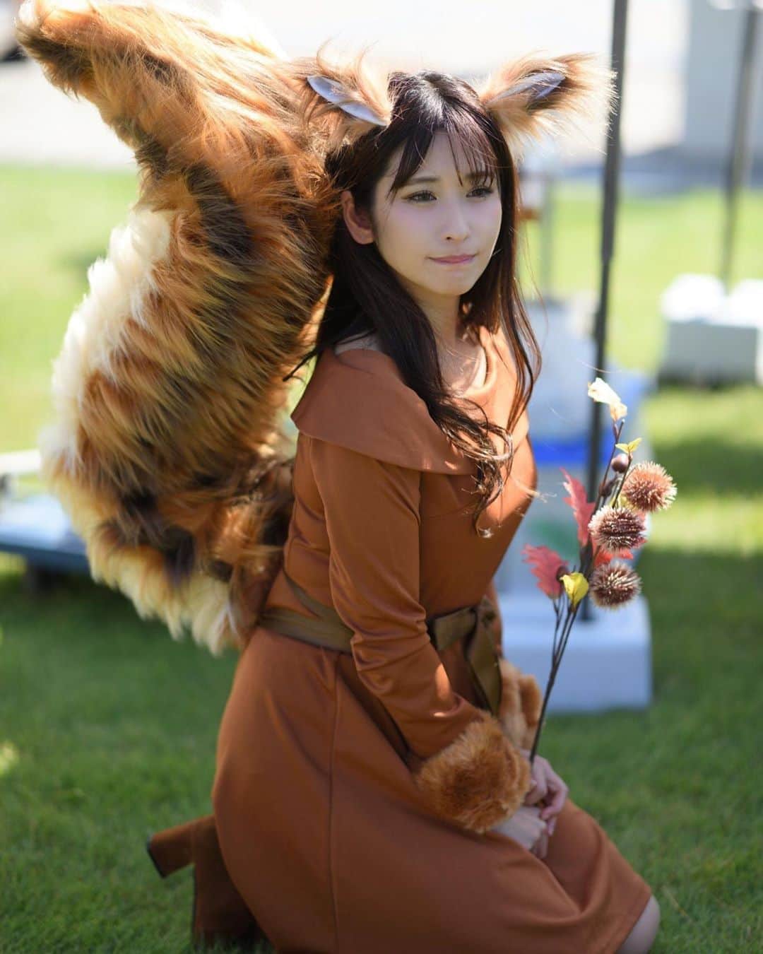 有馬綾香のインスタグラム：「もう今年も秋だよ🍁 てことでリスになりました🐿  #おみくじ馬券  #川崎 #川崎競馬場  #秋 #リス #コスプレ #どんぐり #栗 #茶 #写真  #撮影 #写真好きな人と繋がりたい #ポートレート #公園 #動物 #小動物 #ケモ耳 #尻尾」