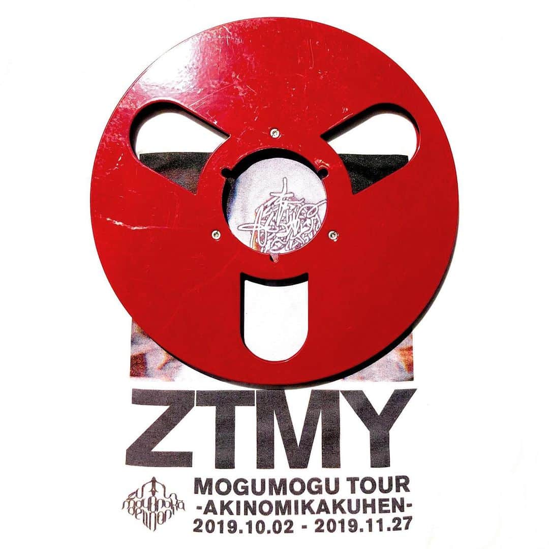 Open Reel Ensembleのインスタグラム：「【WE ARE ON TOUR with @zutomayo !】﻿ “ずっと真夜中でいいのに。” 全国6か所9公演となる初の全国ツアー『潜潜ツアー（秋の味覚編）』にOpen Reel Ensembleが参加します。﻿ フジロックに引き続き、テープ回すマンをどうぞよろしくお願いします。﻿ ﻿ ✇_MOGUMOGU_ ✇﻿ ﻿ ﻿ #openreelensemble #ずとまよ #潜潜ツアー #秋の味覚編  #reeltoreel #tape #analog」