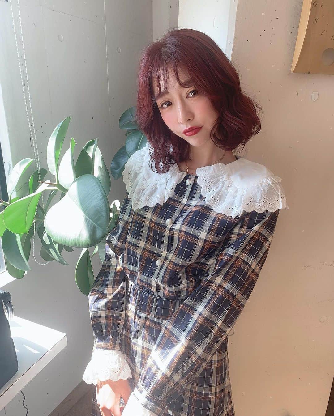 のインスタグラム：「🍇⠀ ⠀ ハワイで髪の毛の色全部抜けちゃったので 秋っぽい色に染め直してきました🍇 2枚目の写真は、撮ってくれて ありがとうございまーすって手を伸ばした瞬間の。笑 カラーはピンクとレッドとパープルが混ざってるよ❤︎ ネーミング募集中🤟笑⠀ ⠀ ストーリーに載せて反響が多かったこのチェックのセットアップは @millea_official_ の新作です𓆸⠀ ⠀ #秋ヘアー#秋カラー#ピンクベージュ#パープルカラー#セットアップコーデ服#코디룩#코디그램#소통#소통해요 #코디네이트#코디#코디스타그램#베이지#베이지코디#데일리코디」