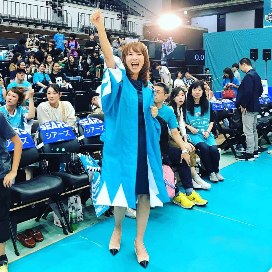 谷口キヨコさんのインスタグラム写真 - (谷口キヨコInstagram)「京都ハンナリーズ勝ちました‼２連勝‼️演出は…新撰組の羽織を使った選手のパフォーマンスです‼#京都ハンナリーズ #新撰組 #羽織 #谷口キヨコ #開幕2連勝」10月6日 16時36分 - kiyokotaniguchi