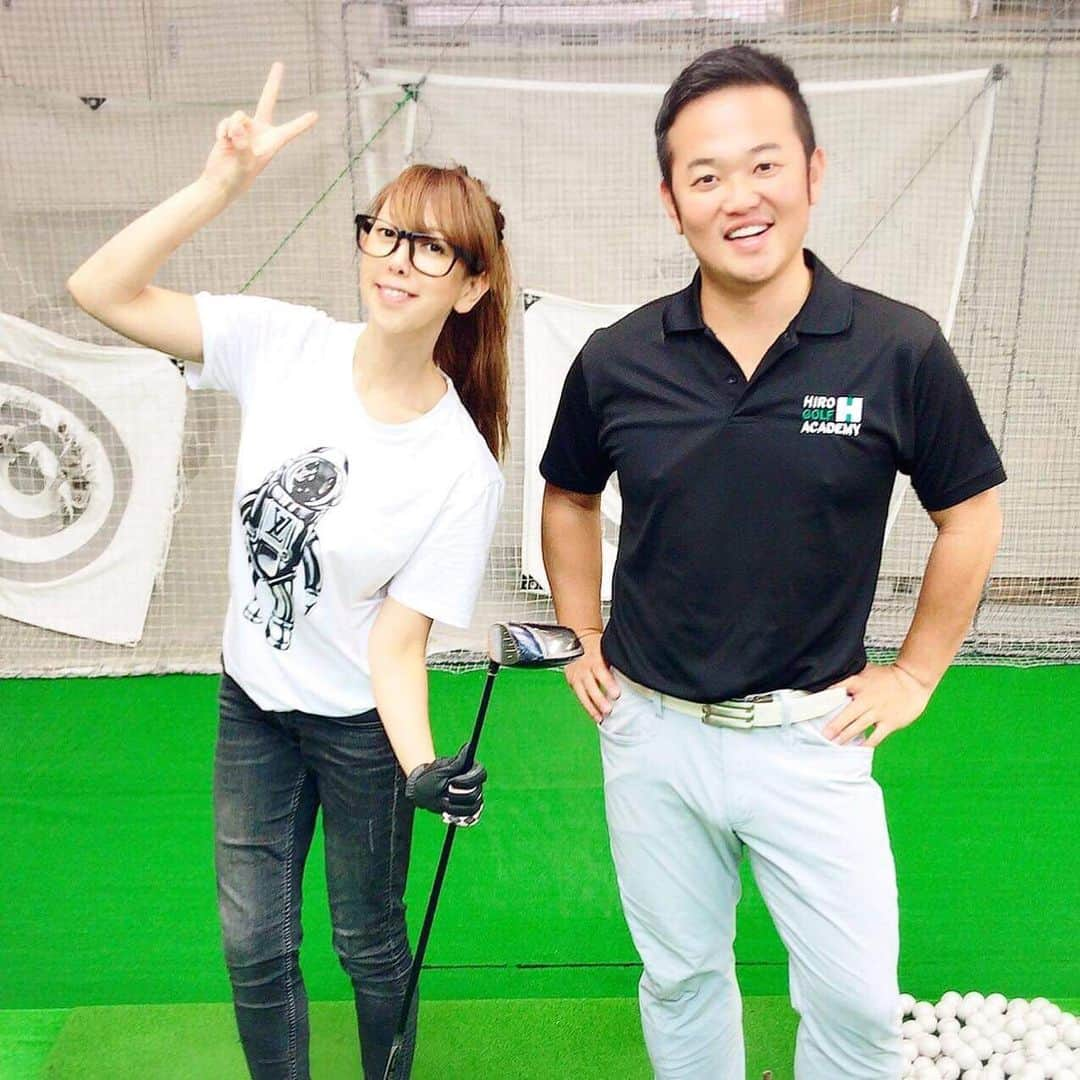 大原かおりさんのインスタグラム写真 - (大原かおりInstagram)「最近…🏌️‍♀️💨 ゴルフのスイングがおかしくなってしまっていたので。。 数日前に、久しぶりにヒロゴルフアカデミーでレッスンコーチのヒロさんに教わってきました🤗🎶 ☺︎ わたくし…ゴルフ歴20年以上なのに… まだ100を切った事がないという🙈💦 下手くそにも程がある〜🤪💭w ☺︎ ここはレッスン受け放題な上に、 久しぶりに行ってもすぐにおかしな部分を教えてくれて直してくれるのでありがたいです🤩⛳️💕 スコアよりも外見！と思ってましたが…そろそろ本気で上手になりたいな🏌️‍♀️❤️ 初心者の方にも本当に優しく教えてくれるのでオススメです〜🏌️‍♂️‍♀️💕 @hirogolf1977 さん、ありがとうございました😊🙏🎥 ☺︎ ⛳️六本木ヒロゴルフアカデミー⛳️ 港区六本木５丁目16-50-1F 03-3587-1966 http://hga.co.jp * #ゴルフレッスン #港区 #六本木 #ヒロゴルフアカデミー #ゴルフスクール #スイング #直してもらったよ  #レッスン #ヒロさん #ありがとうございました😊 #確実に #接待上手 #目指せ100切り #ゴルフ女子 #運動音痴 #ゴルフ好き #Golf #GolfSchool #GolfLesson #GolfLove #🏌️‍♂️‍♀️ #⛳️ #エステ終わり #スッピン #ごめんあそばせ #🤪」10月6日 16時38分 - oharagaori_otty