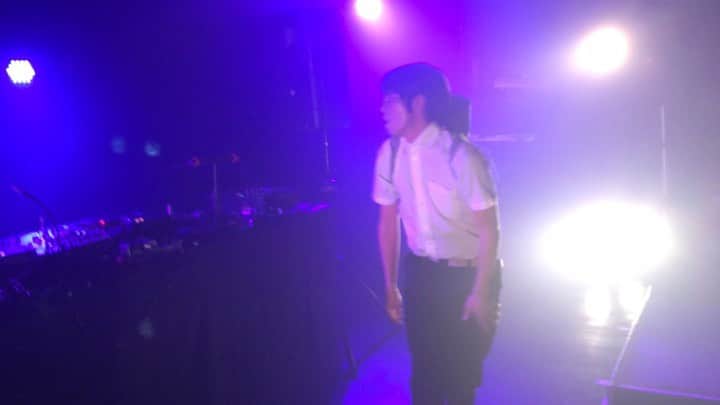 のインスタグラム：「Last night!! Shibuya clubasia!!! 昨日はモンスト6周年バンドの一員としてプレイした後、深夜はclubasiaでFFFでした 朝4時にこの盛り上がり‼️ PrimulaとOnjuicyが飛び入りで、プリムラは最終的に上半身裸でラテンダンサー感あってよかった🕺 ♫Make My Day (Primula) / Freak (LFO)  #dédémouse #dedemouse #デデマウス #電電鼠 #Primula #Onjuicy #clubasia #FFF」