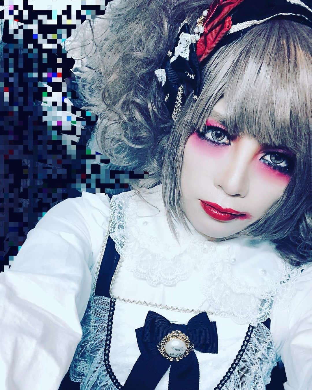 葵のインスタグラム：「ちょっぴり早いハロウィン。 でこぽんpresents「暗黒の世界へようこそ」 ドレスコードは黒服。 みんなそれぞれ色んな装いで来てくれました。ステキでしたよ！！お手紙やプレゼントもありがとう。 辞すモラロスの僕ですが、昨日のライブでみんなに会えて少し息を吹き返しました。次のライブまで、また少し間が空いてしまいますが今までと比べればステージのスパンは全然短い方。人は欲深いものです。 昨日はゴスロリ仕様のでこぽんにチャレンジしましたが、みんなからのお褒めのお言葉に癖になりかけております🥴 たのしんでくれたみたいで良かった！ 僕も楽しかったよ！！ 次のでこぽんは来年2/2(日)会場は昨日と同じ渋谷Rexさんです。 季節柄パティシエ(バレンタイン)か鬼(節分)になりそうですがどっちがいいですか？ でこぽん的にはイケメンパティシエというよりはブス赤鬼青鬼を選びそうで自分で自分が怖いですわい。 まあ、ちょっと考えてみますね！！予定空けといてね！！ さて、次なる企画は11/16(土)のNAOKI君とのイベント「ヒョンな昼下がり。Vol.2」チケット残りわずかとなっております。詳しくは僕のアメーバブログをご覧下さい！！ 今月は次の作品作りに向けて心身共に一度空にしてまたインプットする時間に当てたいとは考えているんですが、色々やることはあります。それがなんとも嬉しいドM野郎です。頑張ります！  #でこぽん #向日葵 #夢人 #angelicpretty #maple #helloween #ダンボールギター  #フランスパンオーボエ#女装 #女装男子 #まだまだいけるぜ」