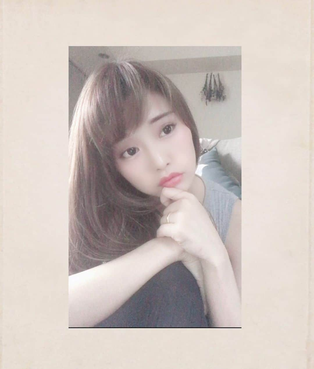 松木星良さんのインスタグラム写真 - (松木星良Instagram)「ナニ・ヲ・タベヨーカナ4世（2019〜） #me #selfie #mysweethome #holiday #yay #tokyo #japan #sofa #renemagritte #撮影定位置 #お外出ない #読書週間 #奥田英朗好きです #鳩の撃退法 #コインロッカーベイビーズ #へんな話ばかり読みますね #バチェラー #もう折り返しですね #次の話はいいよお #楽しみですね」10月6日 16時46分 - seiraet