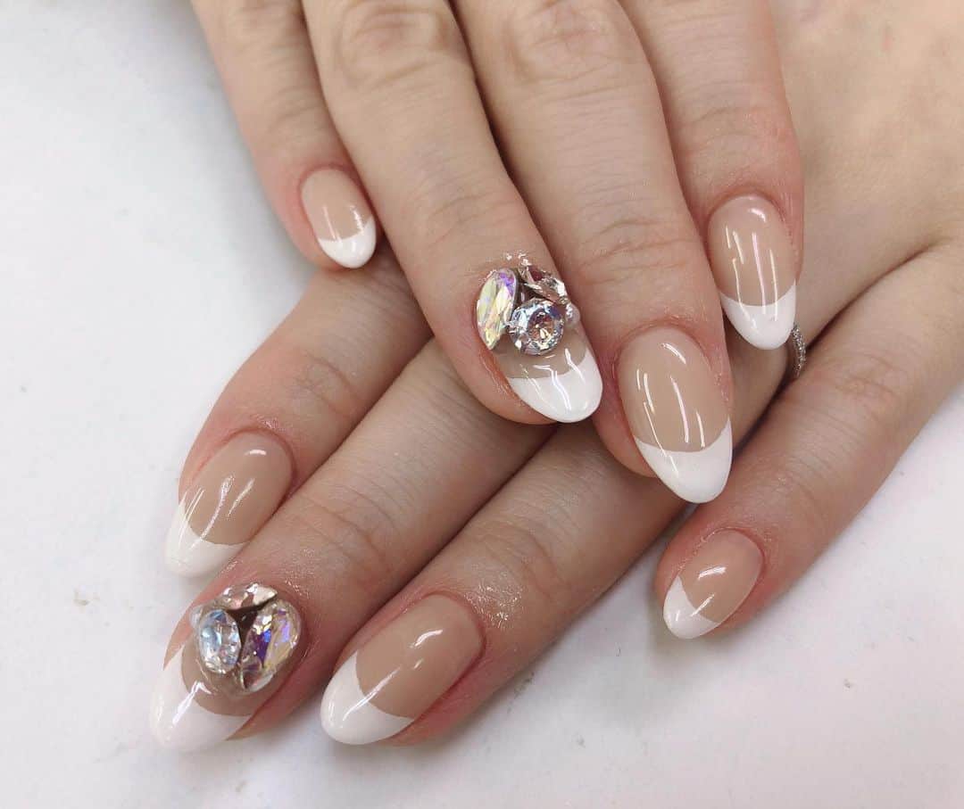 高橋沙弥華のインスタグラム：「ぷっくりバーチャルフレンチ💅❤ ベージュで下地作ってもらったよ🥺  ツヤツヤで1本ずつ派手に😍  ちょっとくすんで見えるのが秋っぽい😍  #ぷっくりネイル #バーチャルフレンチ #バーチャルフレンチネイル #フレンチネイル #フレンチネイルデザイン #ベージュ #秋ネイル #💅 #ストーン #派手 #ジェルネイル #自爪」