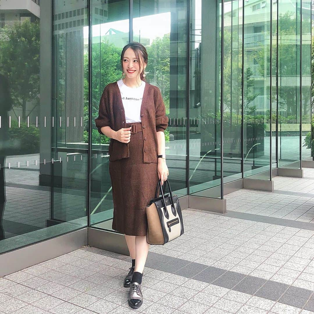 磯部奈央さんのインスタグラム写真 - (磯部奈央Instagram)「Coordinate☺︎❤︎ . 秋色カラーでまとめた、セットアップのニットコーデ🥰  #setup... #fifth  #tshirt ...#zara #bag …#celine  #shoes …#modeetjacomo . . . #coordinate #style #ootd #instagood #instafashion #fifthtl #フィフス  #fifthコーデ #プチプラコーデ #プチプラ #コーデ #シンプルコーデ #ファッション #コーディネート #平均身長コーデ  #カジュアル #カーディガン #スカートコーデ #fashion #outfit #ベルト付きスカートニットセットアップ #マタニティコーデ  @fifth_store ←今40%OFFクーポン出てました✨」10月6日 16時58分 - nao_isobe729