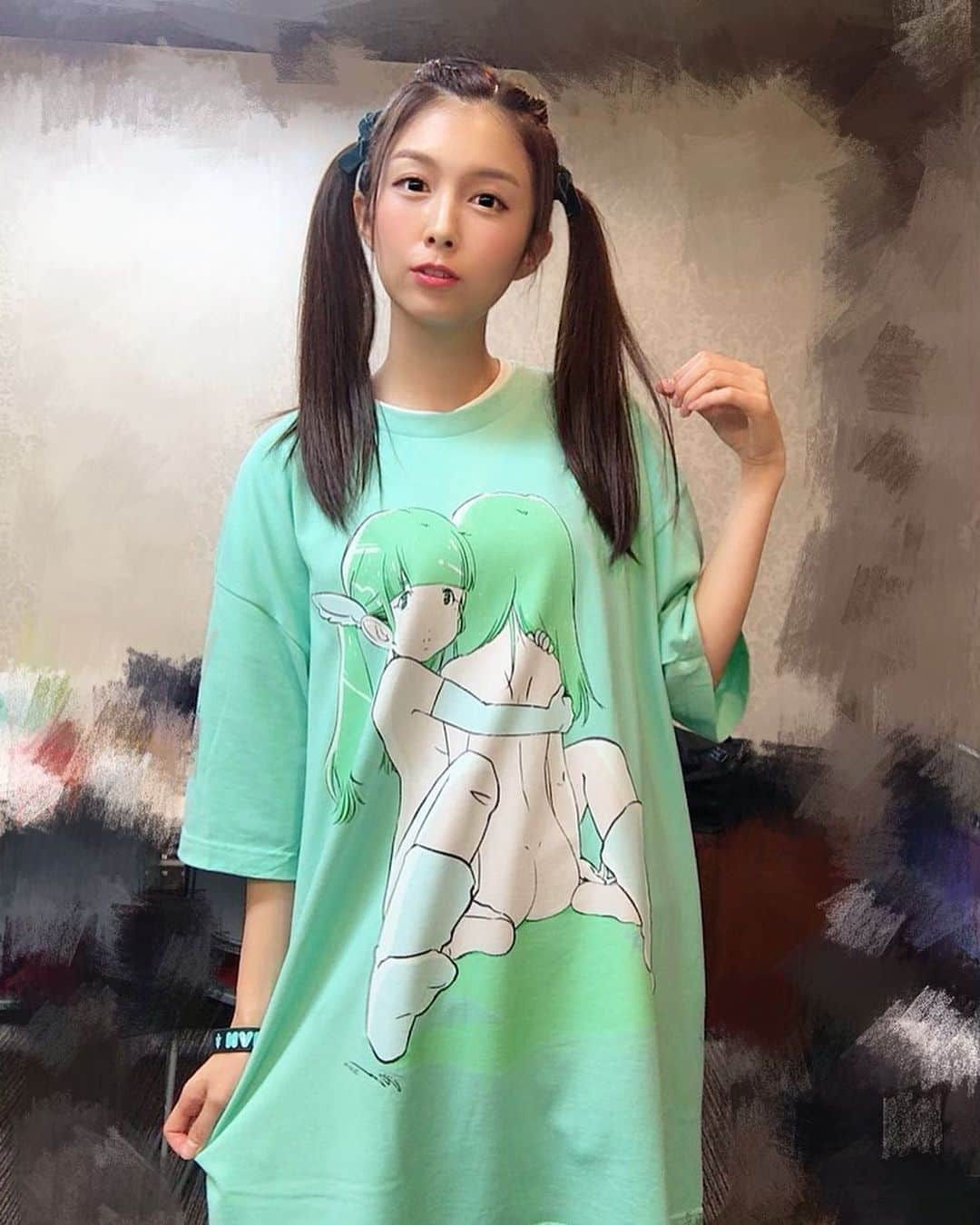 麻衣愛のインスタグラム：「久しぶりのツインテールにまんざらでもないわたしです。笑笑  ツインテール協会だから、シャルコンメンバー全員ツイン縛りの髪型に!!（頼まれてもないのにメンバー自らやったの。楽しい。笑笑）  Tシャツも大場ちゃん💚 腕にも大場ちゃん💚 リボンも大場ちゃんの💚 ...アイドル楽しい💕  愛☆まどんなさんデザインの生誕Tめっちゃ可愛かったです!! 昨日披露したコントはThe W 1回戦突破したネタなのに（私が突破したわけではないのだけど）、ライブで熱気だってたはずの広い会場に冷たい空気が流れました。そういうのも全部含めてすごく楽しかったです!! 💚 #大場ちゃん #おめでとう #ナナランド さん #アイドル #可愛かった #久しぶりのアイドルライブ #ワクワクした #ツインテール #ツインテール協会」