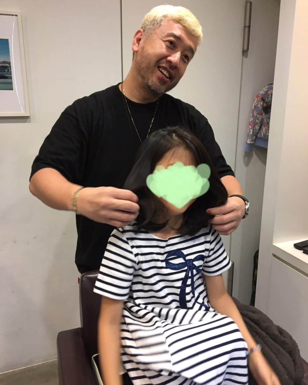 市川海老蔵 （11代目）さんのインスタグラム写真 - (市川海老蔵 （11代目）Instagram)「* So it’s cut now, well somehow makes me cry. It’s just a simple thing but I want Mao to see, how much she’s grown.  Makes me cry, somehow, somewhat makes me weep  Today for the first time I found the deep meaning for a woman to cut her hairs.  Entirety different feelings from a man or no from me cutting hairs... Heaven & Earth  切ったのね、 もう なんか泣ける これだけなのに 麻央に見せてあげたい、 こんなに成長したよ。  泣いちゃう、 なんか、 なんか 泣いちゃう  女性が髪の毛切る 意味の深さを 今日初めて知りました、  男と いや 私が切る感覚と 全然ちがうわ、、 天と地  #市川海老蔵 #海老蔵 #成田屋 #歌舞伎 #ABKAI #ABMORI #ebizoichikawa #ebizo #kabuki #thunderparty #theater #theaterarts #actor #japan #classic」10月6日 17時17分 - ebizoichikawa.ebizoichikawa