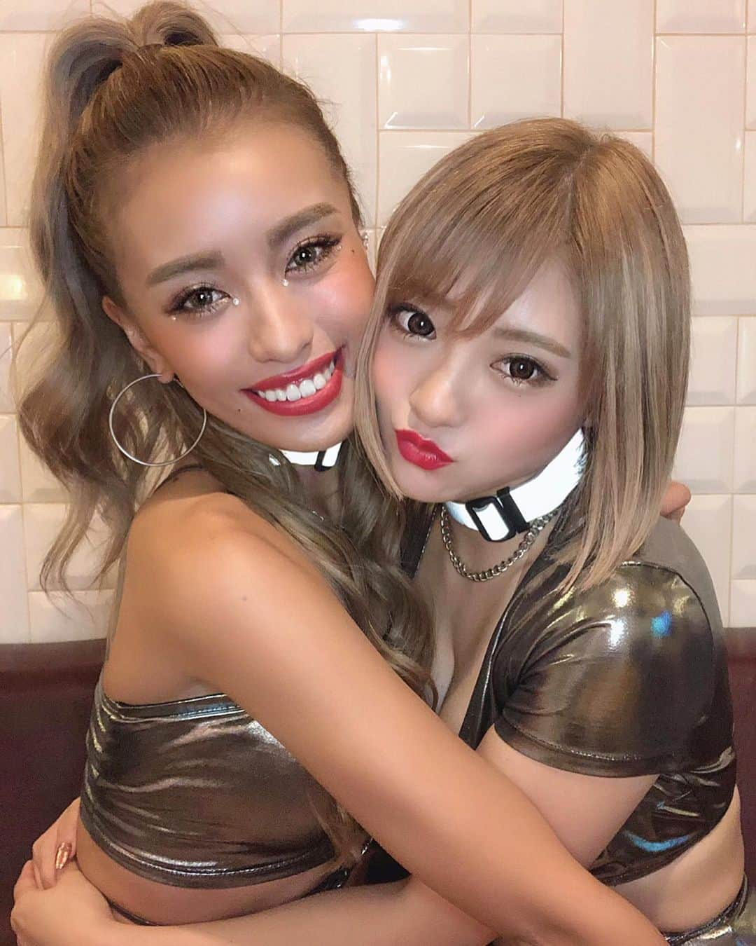 NAHOさんのインスタグラム写真 - (NAHOInstagram)「なちりお👭❤️ Slide→→→むぎゅう❤︎💋 . . ただいまTokyo🛬〜 . 昨夜は#FESMORI @riviera_sapporo  来てくれた札幌の皆さんありがとう❤️❤️ たくさんなちの名前呼んでくれたり手振ってくれて一緒に踊ってくれて嬉しかったー🙌🏽💕 . . @daishidance666 さん🐻☝️ @thisisnorii さん🐶☝️ のカッコいい音で踊るの最高に楽しかったです🎶✨ 今回もお疲れ様でございました🙏 . . またね札幌っっ😎❣️❣️ . . #cyberjapan #cjd_naho #dancer #me #sapporo #rivier #club #music #makeup #cjd #girl #japanesegirl #サイバージャパン #サイバージャパンダンサーズ #なち #なちぽん #ダンサー #クラブ #フェスモリ #札幌 #北海道 #リビエラ #衣装」10月6日 17時20分 - naho25__kai_noa