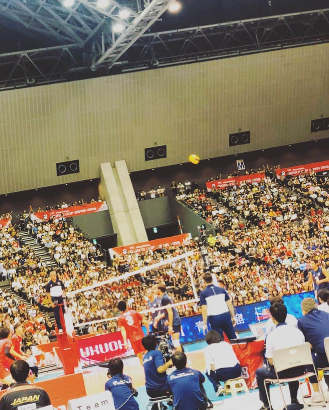 スザンヌさんのインスタグラム写真 - (スザンヌInstagram)「WORLDCUP﻿ バレーボール🏐観戦🚩﻿ ﻿ バレーボールはわたしの中で﻿ 昔からいちばん観るの好きなスポーツ！！﻿ （きっとルールが分かり易いから）﻿ ﻿ 生で観るバレーボールはやっぱり﻿ すっごくすっごく﻿ かっこよくて迫力満点🕺💯💃﻿ ﻿ 近くの席のお父さんの応援も📣﻿ 熱がこもってて﻿ 一緒に応援出来てしあわせでした🙏（この想いを直接伝えられなかったことが心残り。声今日出てないだろうなぁ）﻿ ﻿ 今日も、テレビ📺でだけど﻿ 全力で応援するぞ🙆‍♀️﻿ ﻿ 息子と週末スポーツ観戦して﻿ 思ったことは、息子も応援📣のほうが性に合ってるかもしれないってこと！笑。﻿ まだわからないけどね🙆‍♀️﻿ ﻿ とにかくオリジナルダンスを取り入れての応援がすんごく激しいの！」10月6日 17時32分 - suzanneeee1028