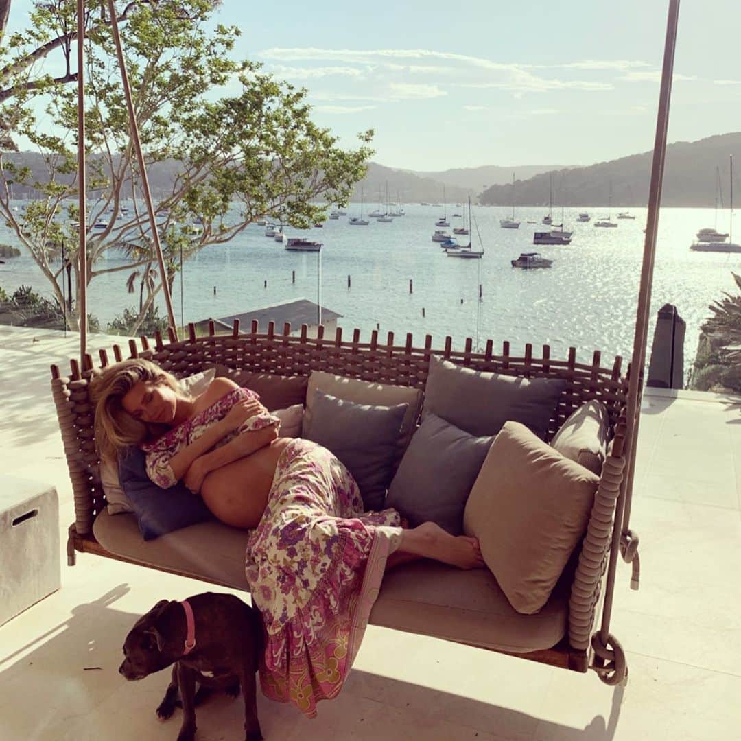 ジェニファー・ホーキンスのインスタグラム：「Such a beautiful afternoon!! I have dreamt of having this watermelon sized bump for years, sooo I’m letting it all hang out!! ☺️🥰 @jbronze__」