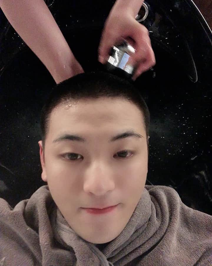 ヒョクジン のインスタグラム：「샴푸 가능한가요 🤣」