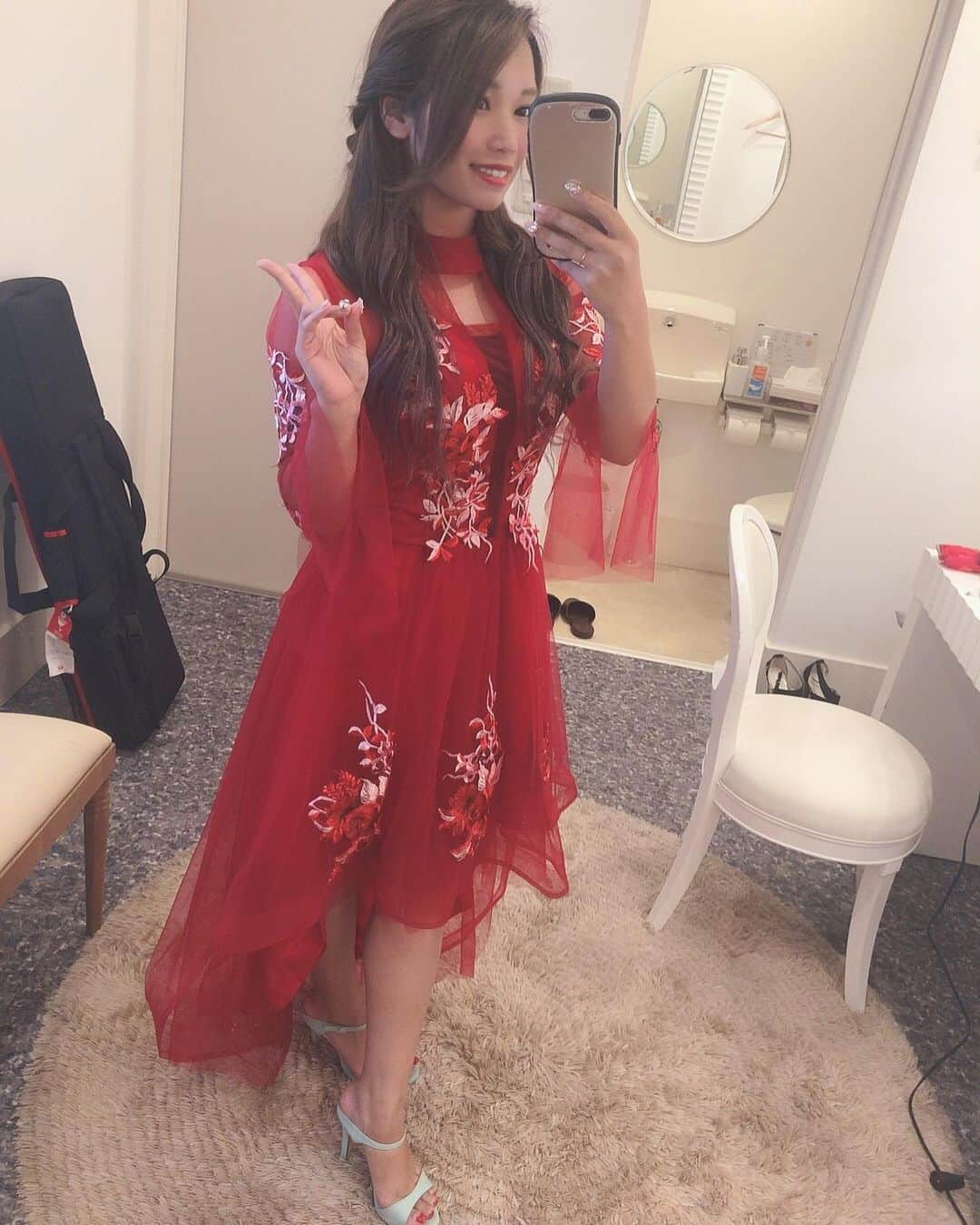 R!Nのインスタグラム：「今日は結婚式で歌うお仕事でした！ . 「STAND UP!」という曲は、今日ご依頼頂いたご夫妻の新郎さんに依頼されて描いた曲なのですが、曲をプレゼントした生徒さんご本人たちもいらっしゃっていて、とても喜んでくれました。 . 「R!Nさん」とアナウンスされて、生徒さんたちの嬉しそうな表情を見て私もとっても嬉しかったです。 「STAND UP!」は、背中を押してくれるような、辛いことがあっても前を向いてまた歩んでいけるような曲です。  生徒さんたちの親御さんたちも、よく聴いてくださっているみたいでお声をかけていただきました。  自分の知らぬ場所でこんなにも私の歌が羽ばたいて誰かに寄り添っていることを知り、とても感動しました。  即興ソングも歌わせて頂きました笑 久しぶりで緊張した〜！ そして、入りから終わりまでアテンドしてくださった会場スタッフの皆様、司会の清水様、本当にお世話になりました。ありがとうございました😊  末長くお幸せに！！ . . ☆結婚式での歌唱依頼、企業様向けのお集まりの場など、R!Nが歌いに行きます！お気軽にホームページご依頼くださいませ。☆ #wedding #singer #red #dress #結婚式」