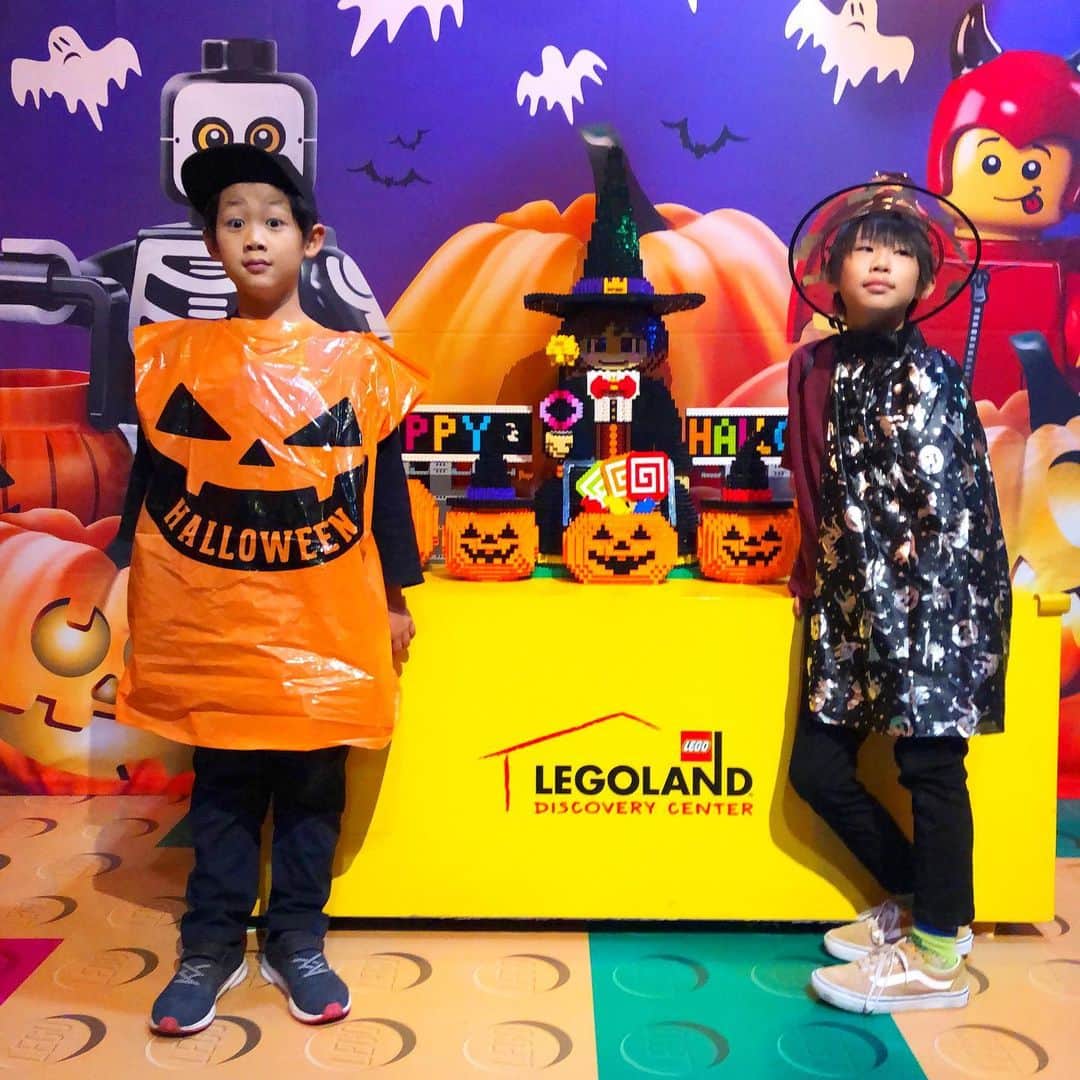 yoka1124さんのインスタグラム写真 - (yoka1124Instagram)「☆☆☆ ・ ・ さゆりちゃん親子と @l.lily1013  レゴランドディスカバリーセンターへ🎃 レゴのハロウィンパーティが11月4日まで やってるんですよ！！ ・ 子供たちはプチ仮装で楽しんでました 可愛い、、💗🐰 ・ ・ 雨も降ってたし室内で1日中大満喫！！ 乗り物も乗ってレゴを作って 可愛いランチも食べて 本当に楽しかったーっ ハロウィンパレードもありましたよー🎃 ・ ・ クリスマスもあるみたいで それも行きたいなー 白目と最後の顔がじわる、、、w ・ ・ ・ ・ ・ ・ ・ #レゴ #レゴランド #lego #legoland  #レゴランド東京 #レゴハロウィン #ハロウィン #halloween #レゴランドディスカバリーセンター東京 #子連れ #おでかけ #ファミリー #familyday #家族でお出かけ #仮装 #お台場」10月6日 17時39分 - yoka1124