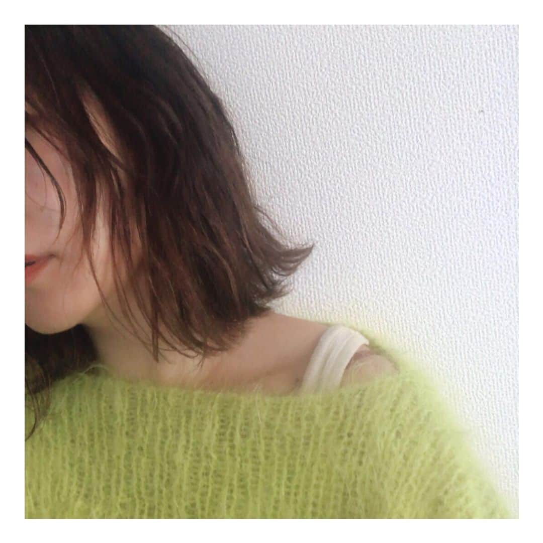 船曳ひろみさんのインスタグラム写真 - (船曳ひろみInstagram)「よくヘアアレンジの質問頂くんだけど、 パーマかけてからは、軽く濡らして @urumie_urumieのバームつけてる🌿 手が汚れにくくふわっといい香り。 艶が出るのと束感作るのにちょうど良い〜☺️ ＝＝＝＝＝＝＝＝＝＝ 公式サイトで使えるクーポンコード 「urumie007 」10/31まで20％OFFになるよ😌 ＝＝＝＝＝＝＝＝＝＝ #ウルミエ  #潤見え #urumie #美容師監修  #ヘアワックス #コスメマニア #トリートメント  #ソリッドパフューム #ヘアアレンジ  #garland #ガーランド #真木遊 #多機能バーム」10月6日 17時42分 - hiromi_funabiki