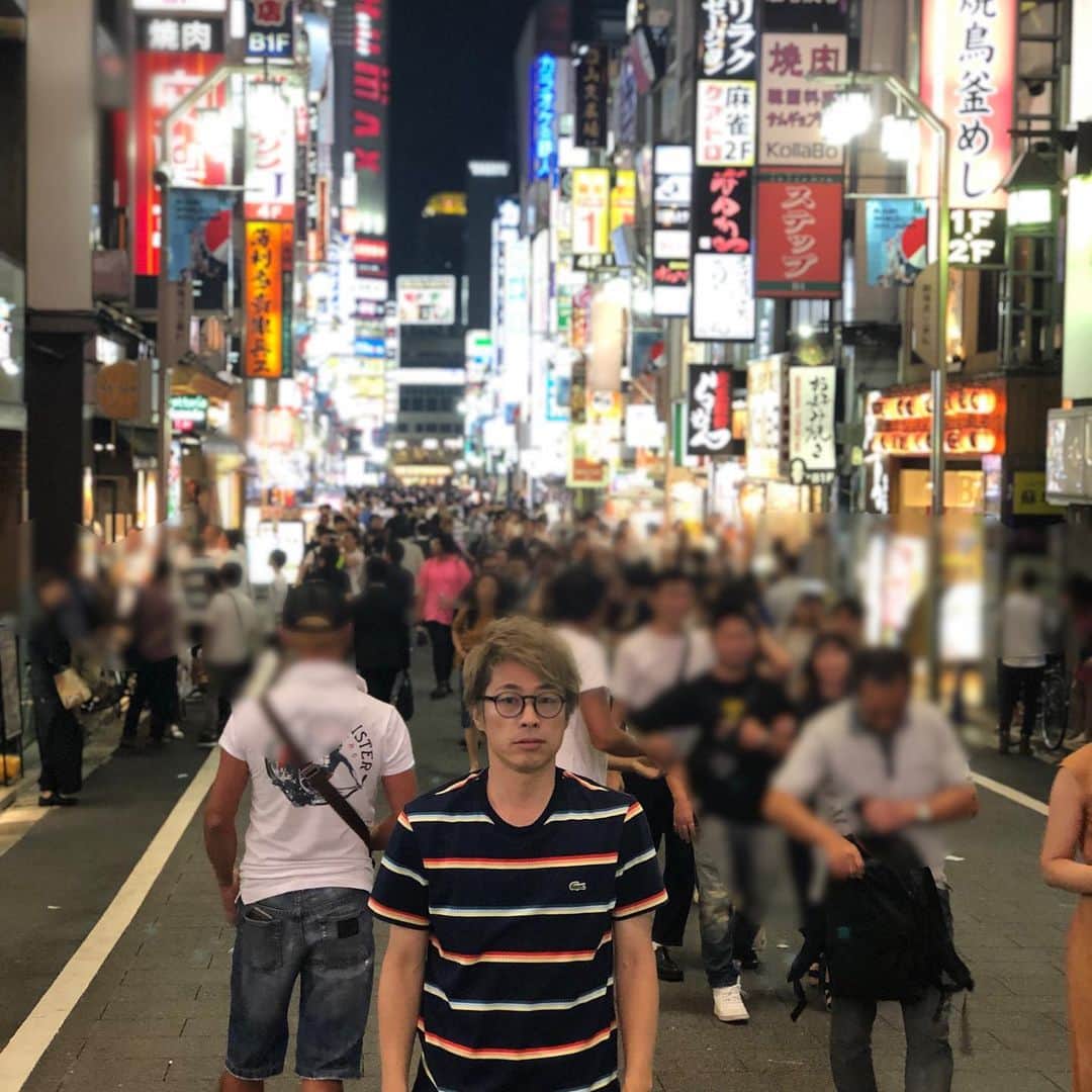 田村淳のインスタグラム：「久しぶりに新宿の歌舞伎町の入り口に来ました…人が多くて怖かった…でもここ通らないとすずやのとんかつ茶漬けが食べれないんだよね…怖かったけど秒で撮った写真です。」