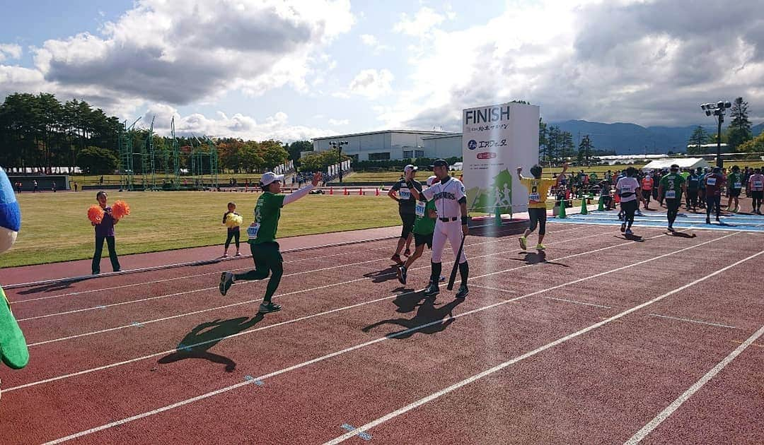 ニッチロー'さんのインスタグラム写真 - (ニッチロー'Instagram)「第3回松本マラソン🏃  1K地点とゴール前で沢山のランナーの皆さんを応援出来て走ってないですが充実したマラソン大会でした❗  やはり松本なので山雅の試合に来たみたいな感じがある 笑  #松本マラソン #第3回松本マラソン #松本 #松本山雅 #信州ブレイブウォリアーズ #マラソン #サッカー #バスケットボール」10月6日 17時53分 - nicchiro5.1