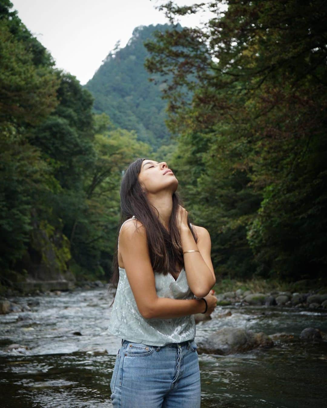 のインスタグラム：「Quick road trip to escape the city life. Okutama is just a couple of hours drive from the center of Tokyo (and is actually still Tokyo believe it or not) and is really one of the best places for recharging in nature if you live in the city. There is a beautiful river surrounded by mountains and the air is so clean.🌿 Easy to get to by train too!  自然を求めてふらっと奥多摩まで。 川の音を聞きながら木に囲まれ深呼吸。 空気が美味しい😍  都内からすぐ行けるリチャージしたい時に最高やね❤️ 📷// @stevieees  #tokyolife#okutama#nature#tokyo#奥多摩#自然#東京#japan」