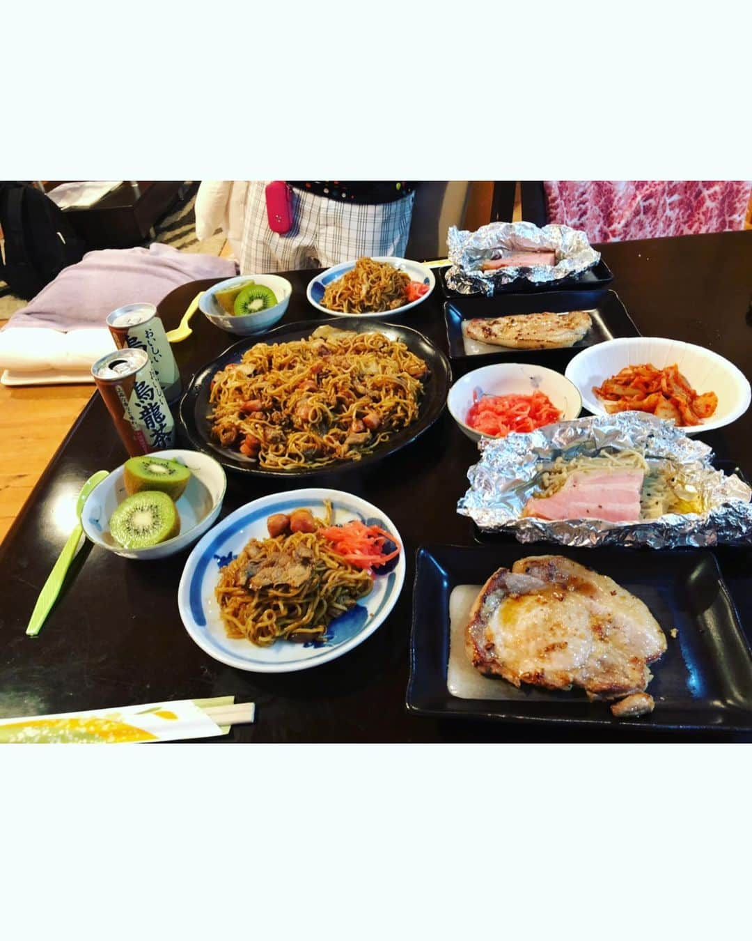 大西葵さんのインスタグラム写真 - (大西葵Instagram)「今週は、キッチンがついてたので 月曜みんなでBBQして、 それ以外は朝昼晩の分、簡単なものだけど毎日よっちゃんと自炊しました(^^)今週、一回もコンビニご飯食べてない！ 行ってもない！スゴーイ。笑 健康健康^ - ^✌ よっちゃんもいつも以上にやる事多くて大変だったけどありがとう✊(^^) #あは」10月6日 17時58分 - aoi_ohnishi