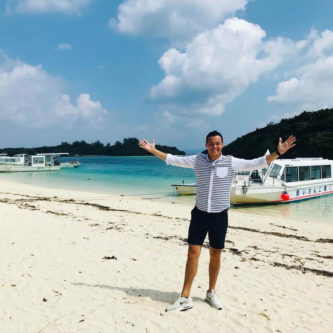 三好ジェームスのインスタグラム：「ロケで地元の石垣島にやってきました！  今回は八重山諸島の魅力をお伝えするもの。  生まれ育った場所を紹介できるのは嬉しい！  しかし10月というのに気温は30度を超えている。  海で普通にみんな泳いでる😊  #石垣島#八重山諸島#観光ロケ#川平湾#グラスボート#鳥が人慣れし過ぎてる😂」
