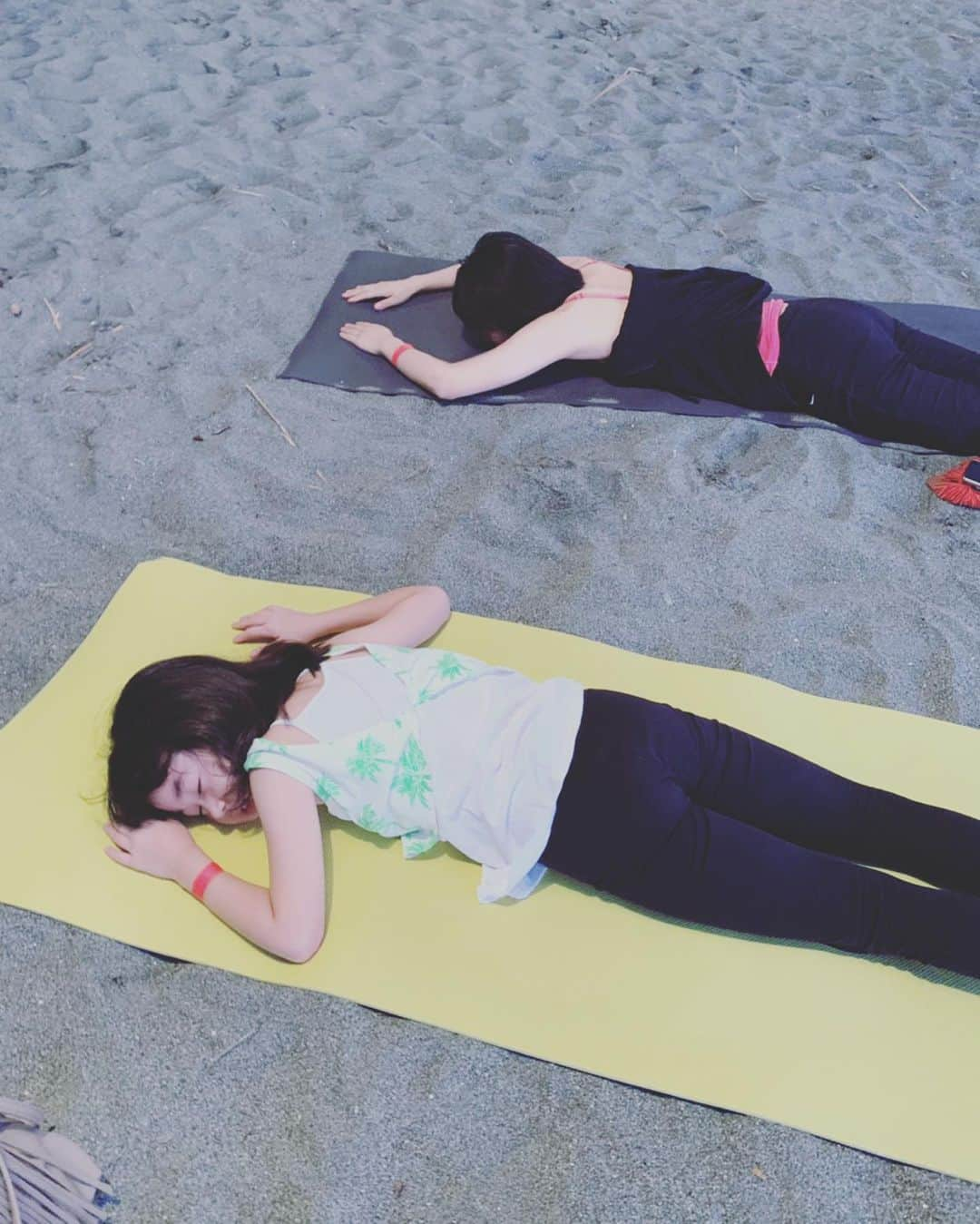 宮前真樹さんのインスタグラム写真 - (宮前真樹Instagram)「#shonanbeachyoga  一色海岸でヨガをしました 初の砂浜ヨガで星空ヨガ 最高のお天気で美しい夕暮れでした。 @rinauchiyama_official ちゃんの 美しいヨガポーズに癒しの声が心地良かった。 ❸❹一緒に参加したカリナとストレッチ 小4女子と体の柔らかさを競う！！ 実は私の下の足は曲げてズルしてる笑 ❺そしてヨガの前に疲れ果てる ❻可愛いyogini。手脚の長さ羨ましい。 @yukky718 と遠足気分で楽しかった 理名ちゃんが美しくて 意識高い女子になった気がしたが ❼最寄駅で完全に通常運転に戻る #無念 #ビール飲み過ぎ ❽子供ビールで一緒に乾杯 #ショートカットとコンソメ #謎のユニット名 カリナが可愛くて癒し。 #葉山一色海岸 #湘南ビーチヨガ #星空ヨガ #内山理名 #目の保養 久しぶりのヨガでカラダすっきり！ あのビールさえなければ完璧だった（はず） 今朝は完全にビールで顔が浮腫んでた笑 そしてカラダは筋肉痛、、。 #はい飲みすぎ ゆっきーと楽しすぎてお腹いっぱい。」10月6日 18時02分 - miyamaemaki0116