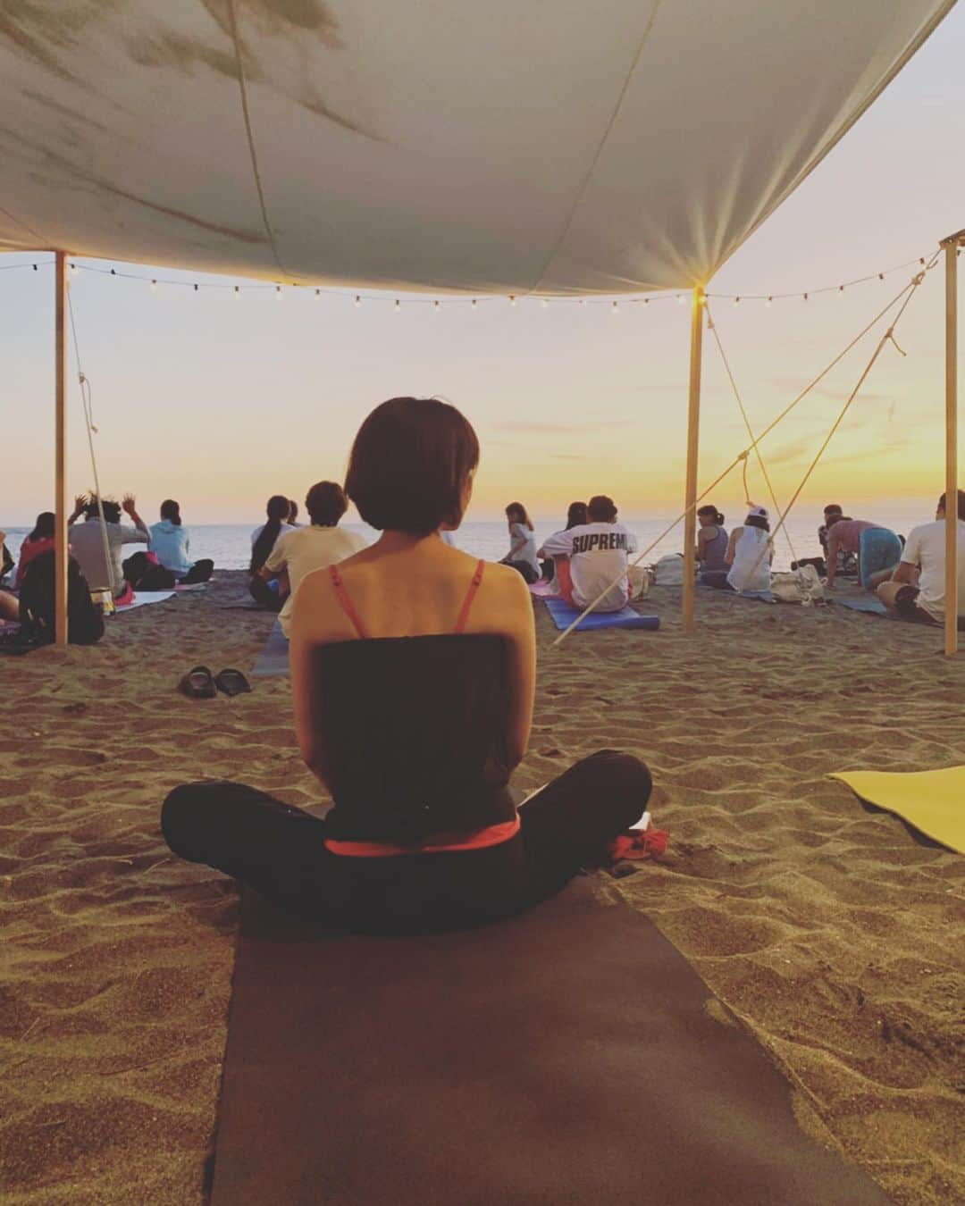 宮前真樹さんのインスタグラム写真 - (宮前真樹Instagram)「#shonanbeachyoga  一色海岸でヨガをしました 初の砂浜ヨガで星空ヨガ 最高のお天気で美しい夕暮れでした。 @rinauchiyama_official ちゃんの 美しいヨガポーズに癒しの声が心地良かった。 ❸❹一緒に参加したカリナとストレッチ 小4女子と体の柔らかさを競う！！ 実は私の下の足は曲げてズルしてる笑 ❺そしてヨガの前に疲れ果てる ❻可愛いyogini。手脚の長さ羨ましい。 @yukky718 と遠足気分で楽しかった 理名ちゃんが美しくて 意識高い女子になった気がしたが ❼最寄駅で完全に通常運転に戻る #無念 #ビール飲み過ぎ ❽子供ビールで一緒に乾杯 #ショートカットとコンソメ #謎のユニット名 カリナが可愛くて癒し。 #葉山一色海岸 #湘南ビーチヨガ #星空ヨガ #内山理名 #目の保養 久しぶりのヨガでカラダすっきり！ あのビールさえなければ完璧だった（はず） 今朝は完全にビールで顔が浮腫んでた笑 そしてカラダは筋肉痛、、。 #はい飲みすぎ ゆっきーと楽しすぎてお腹いっぱい。」10月6日 18時02分 - miyamaemaki0116