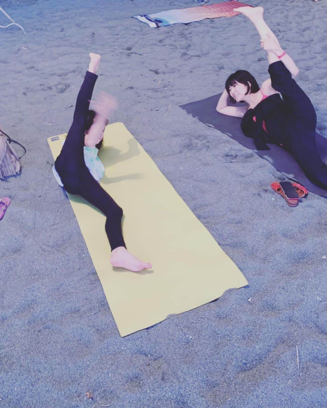 宮前真樹さんのインスタグラム写真 - (宮前真樹Instagram)「#shonanbeachyoga  一色海岸でヨガをしました 初の砂浜ヨガで星空ヨガ 最高のお天気で美しい夕暮れでした。 @rinauchiyama_official ちゃんの 美しいヨガポーズに癒しの声が心地良かった。 ❸❹一緒に参加したカリナとストレッチ 小4女子と体の柔らかさを競う！！ 実は私の下の足は曲げてズルしてる笑 ❺そしてヨガの前に疲れ果てる ❻可愛いyogini。手脚の長さ羨ましい。 @yukky718 と遠足気分で楽しかった 理名ちゃんが美しくて 意識高い女子になった気がしたが ❼最寄駅で完全に通常運転に戻る #無念 #ビール飲み過ぎ ❽子供ビールで一緒に乾杯 #ショートカットとコンソメ #謎のユニット名 カリナが可愛くて癒し。 #葉山一色海岸 #湘南ビーチヨガ #星空ヨガ #内山理名 #目の保養 久しぶりのヨガでカラダすっきり！ あのビールさえなければ完璧だった（はず） 今朝は完全にビールで顔が浮腫んでた笑 そしてカラダは筋肉痛、、。 #はい飲みすぎ ゆっきーと楽しすぎてお腹いっぱい。」10月6日 18時02分 - miyamaemaki0116