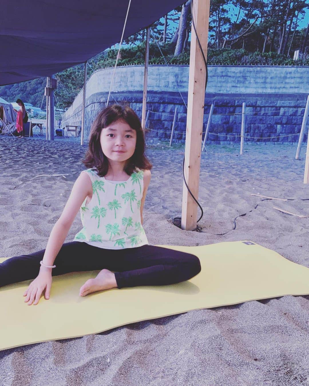 宮前真樹さんのインスタグラム写真 - (宮前真樹Instagram)「#shonanbeachyoga  一色海岸でヨガをしました 初の砂浜ヨガで星空ヨガ 最高のお天気で美しい夕暮れでした。 @rinauchiyama_official ちゃんの 美しいヨガポーズに癒しの声が心地良かった。 ❸❹一緒に参加したカリナとストレッチ 小4女子と体の柔らかさを競う！！ 実は私の下の足は曲げてズルしてる笑 ❺そしてヨガの前に疲れ果てる ❻可愛いyogini。手脚の長さ羨ましい。 @yukky718 と遠足気分で楽しかった 理名ちゃんが美しくて 意識高い女子になった気がしたが ❼最寄駅で完全に通常運転に戻る #無念 #ビール飲み過ぎ ❽子供ビールで一緒に乾杯 #ショートカットとコンソメ #謎のユニット名 カリナが可愛くて癒し。 #葉山一色海岸 #湘南ビーチヨガ #星空ヨガ #内山理名 #目の保養 久しぶりのヨガでカラダすっきり！ あのビールさえなければ完璧だった（はず） 今朝は完全にビールで顔が浮腫んでた笑 そしてカラダは筋肉痛、、。 #はい飲みすぎ ゆっきーと楽しすぎてお腹いっぱい。」10月6日 18時02分 - miyamaemaki0116