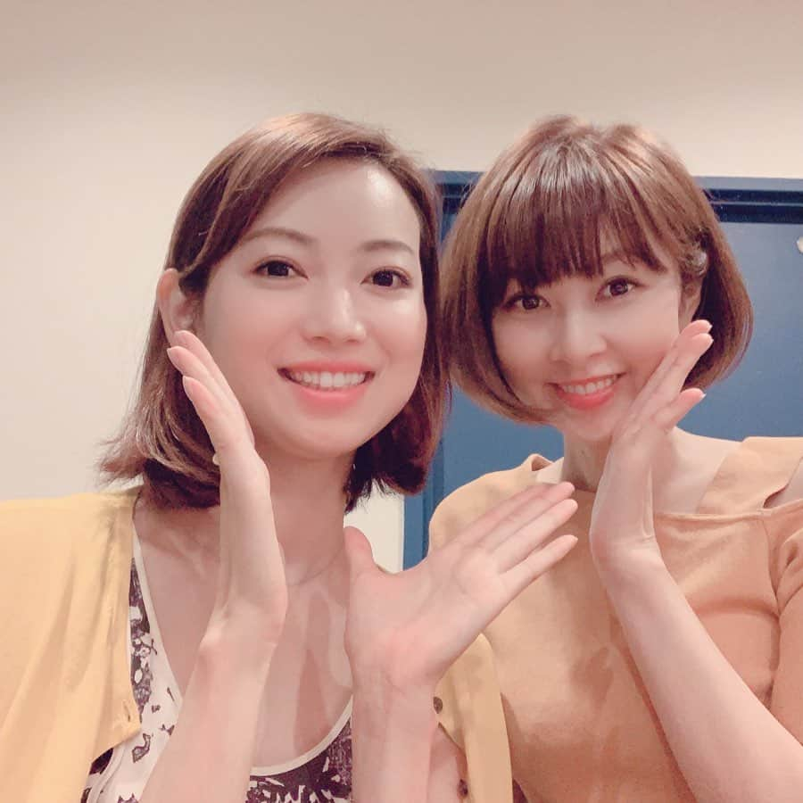 相沢礼子さんのインスタグラム写真 - (相沢礼子Instagram)「いつかお茶したときに撮った写真＾＾ かすみちゃんと💕 @kasumin41  この日も、寒がりの私に、カーディガンを貸してくれたかすみちゃん^ ^💕 いつもお店で座る時は、 れいちゃんが寒くない席はここだよーって気を遣ってくれてありがとー涙  真冬の寒い日も、かすみちゃんの方が薄着なのに、 ダウンコートきてるわたしに、自らの上着を脱いで貸してくれようとするかすみちゃん。本当に本当にいつも優しくしてくれてありがとうね〜^ ^」10月6日 18時06分 - reikoaizawa828