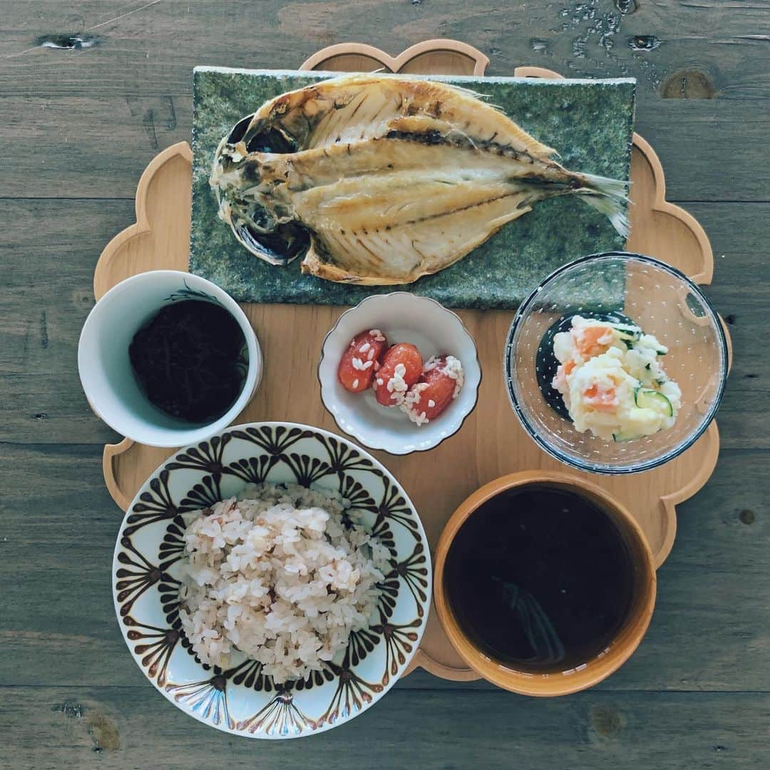 吉川ひなのさんのインスタグラム写真 - (吉川ひなのInstagram)「週末のファミリー朝ごはん🥢  4枚目　息子ごはん 5〜6枚目　庭のテーブルに一同移動  真ん中は初めて作ってみたミニトマトの塩麹漬け🍅 作り方は、トマトを湯むきして塩麹、オリーブオイル、お酢で丸一日漬けたもの❤︎ 最近お漬け物の研究にハマっています😚  オススメお漬け物レシピあったらぜひ教えてくださーーい🥰  #吉川食堂」10月6日 18時18分 - hinanoyoshikawa