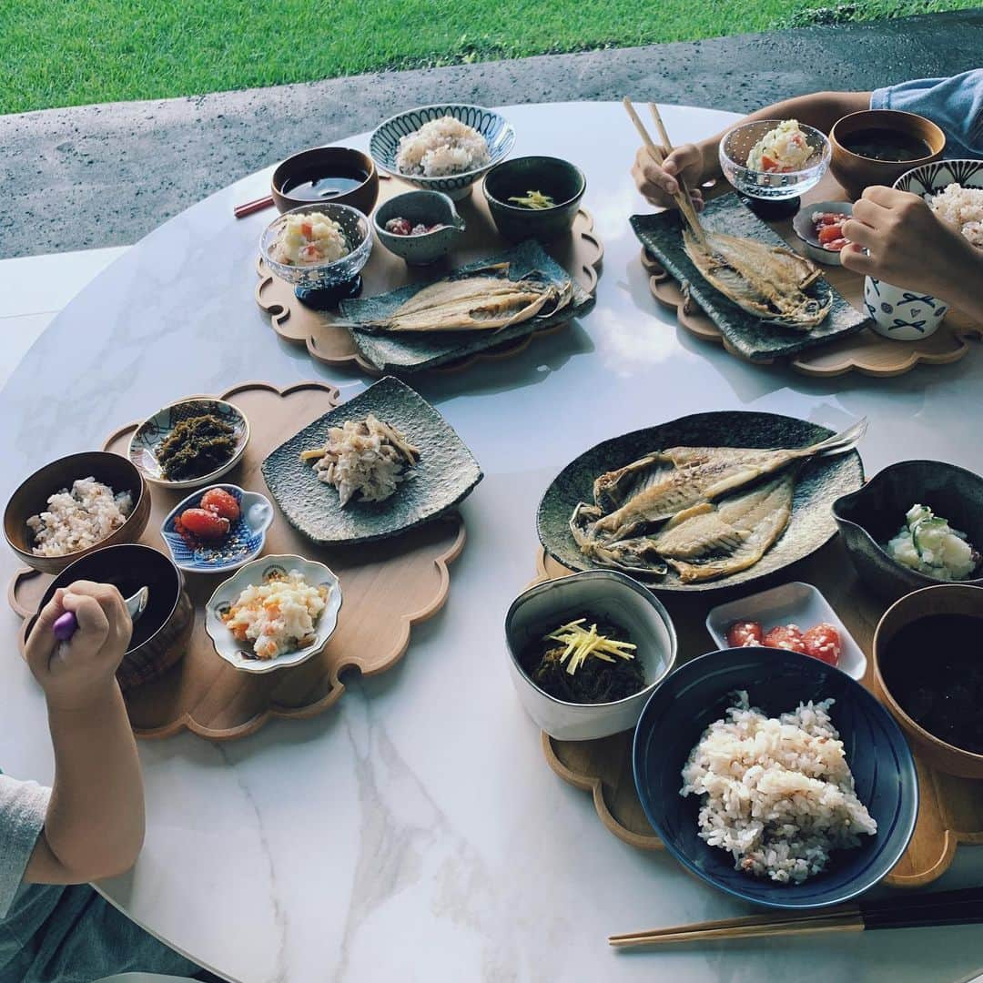 吉川ひなのさんのインスタグラム写真 - (吉川ひなのInstagram)「週末のファミリー朝ごはん🥢  4枚目　息子ごはん 5〜6枚目　庭のテーブルに一同移動  真ん中は初めて作ってみたミニトマトの塩麹漬け🍅 作り方は、トマトを湯むきして塩麹、オリーブオイル、お酢で丸一日漬けたもの❤︎ 最近お漬け物の研究にハマっています😚  オススメお漬け物レシピあったらぜひ教えてくださーーい🥰  #吉川食堂」10月6日 18時18分 - hinanoyoshikawa