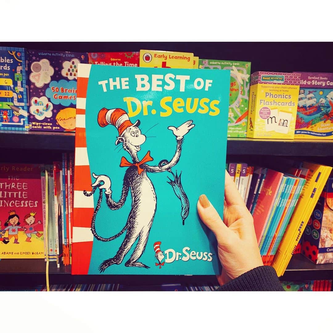 紗栄子さんのインスタグラム写真 - (紗栄子Instagram)「秋休み用のリーディングの本を選びに本屋さんへ📚 小さい頃によく読んでいた懐かしい本を見つけて、あの頃も可愛かったなぁとしみじみ👼 #drseuss」10月6日 18時11分 - saekoofficial