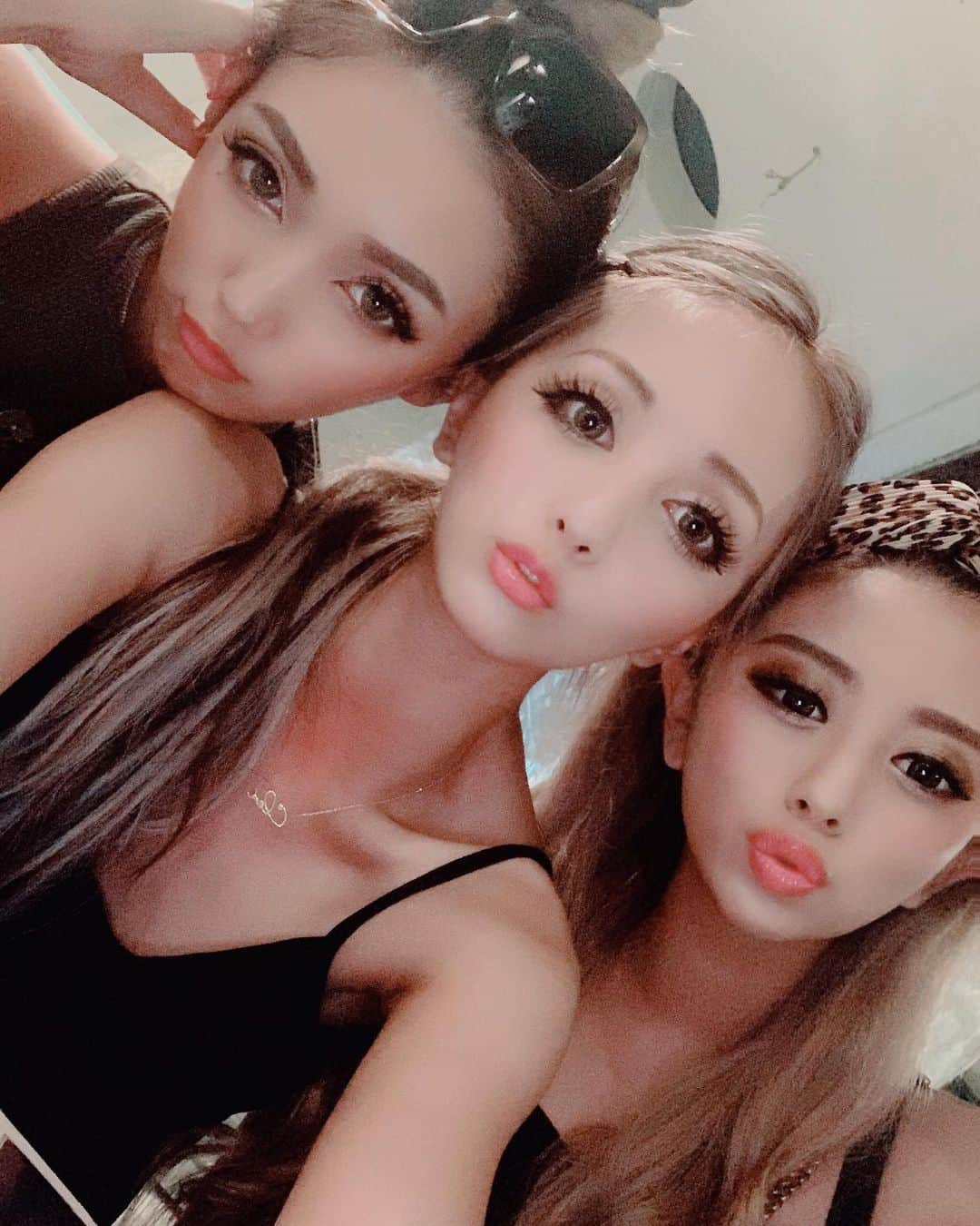 のインスタグラム：「❤️💓❤️💓❤️💓❤️💓❤️ . OKINAWA memories🍖✴︎゜ in.zamami . 最終日はみんなでBBQ!!!!!! . . . #イエイいって言い過ぎw #PEACE ❤︎ #PEACE旅 #沖縄 #座間味 #BBQ」