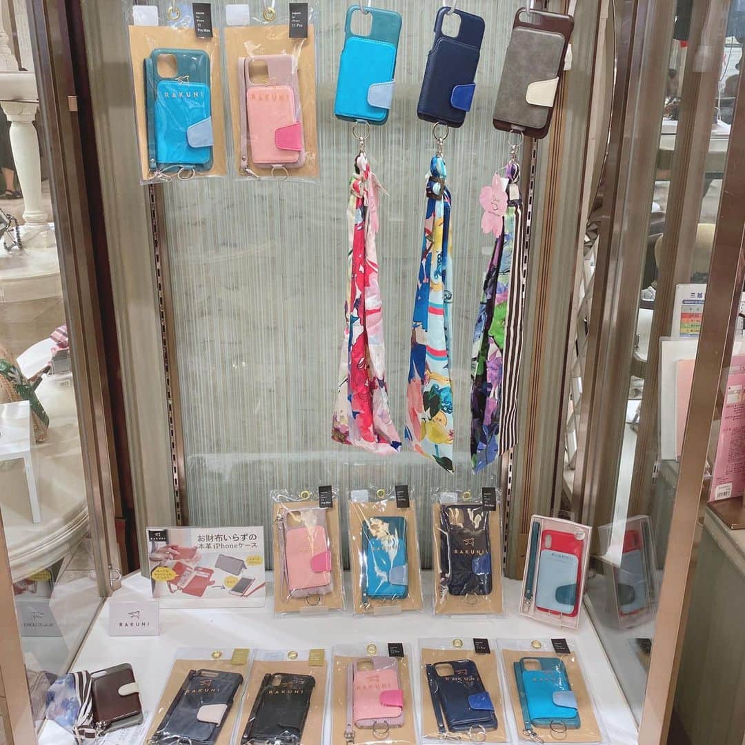 Ayanoさんのインスタグラム写真 - (AyanoInstagram)「RAKUNI for iPhone 11 Pro Max📱 . 銀座三越でRAKUNIのiPhoneケースが限定で店頭販売されていたので遊びに行ってきました💗スカーフみたいなストラップのサクラスリング @sakura_camera_sling とコラボ中🌸10月8日(火)までなので、銀座に行く際はぜひ寄ってみてね🛍 オンライン販売は明日10月7日(月)お昼12時からスタート🛒 #rakuni #ラクニ #サクラスリング #iphoneケース」10月6日 18時20分 - ayanotdo